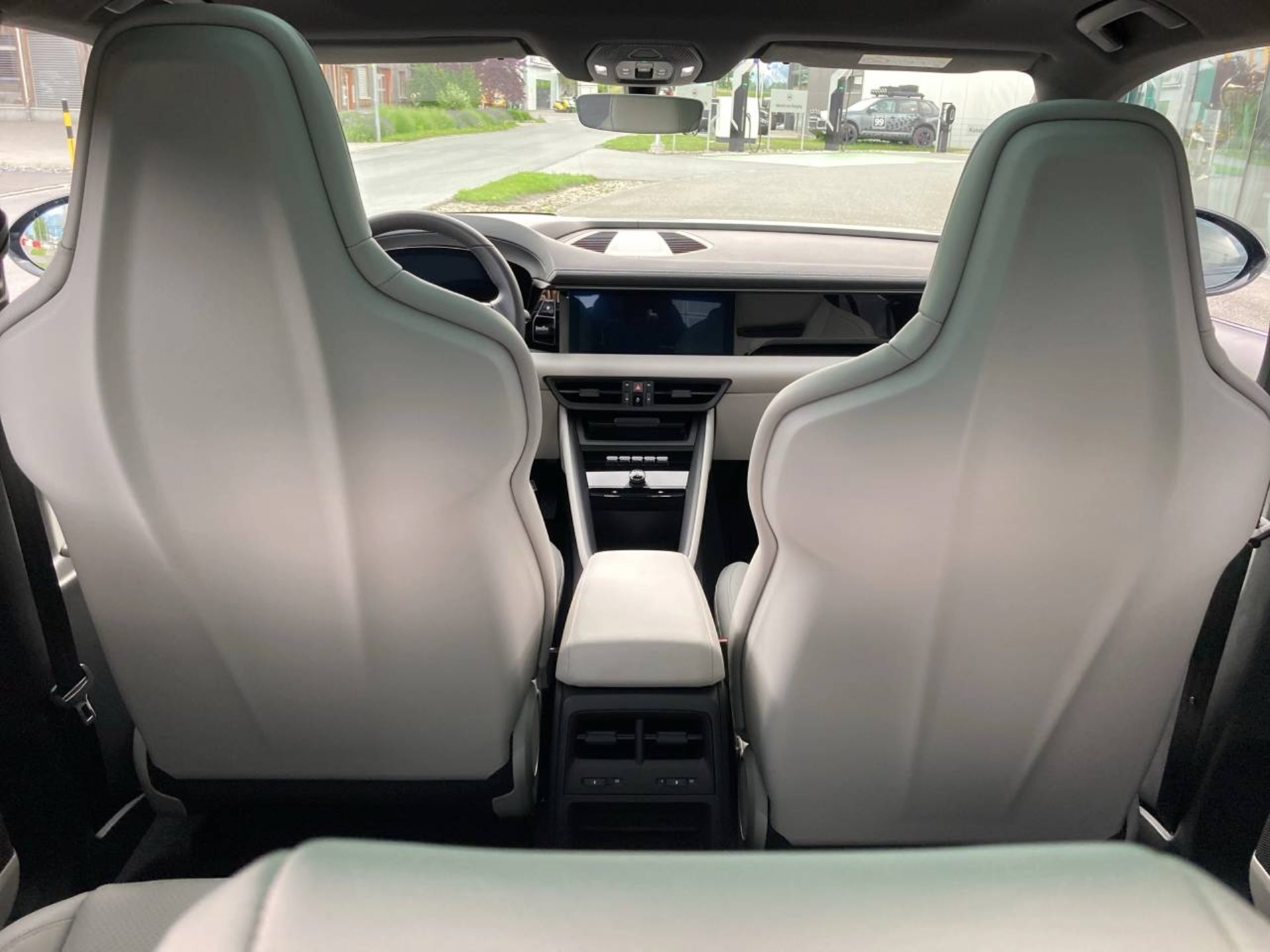 PORSCHE Macan 4-image-18