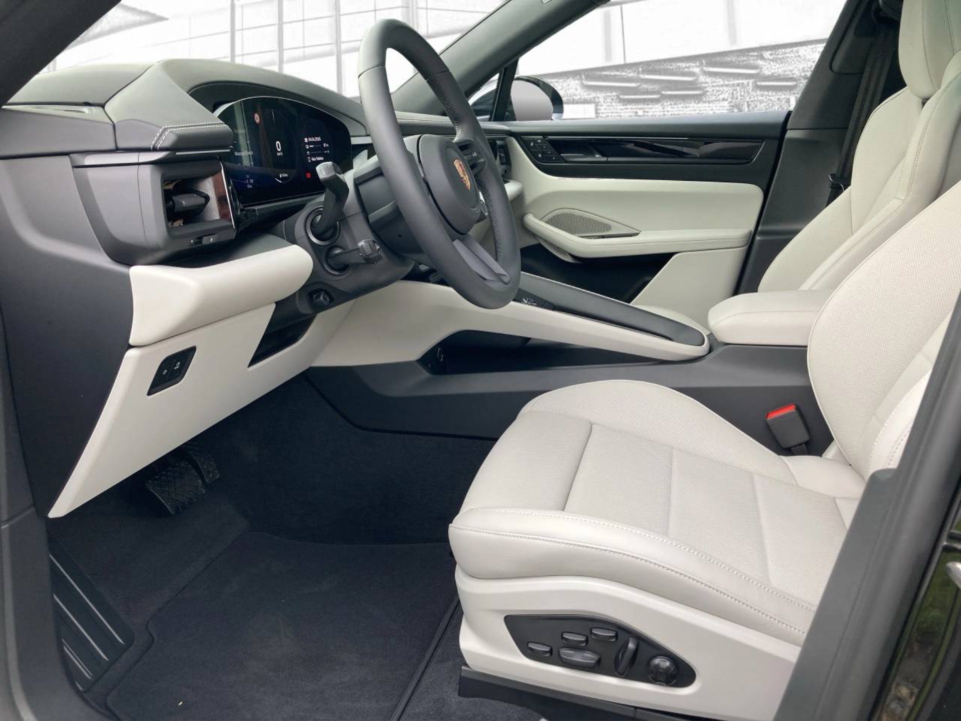 PORSCHE Macan 4-showroom-element-3