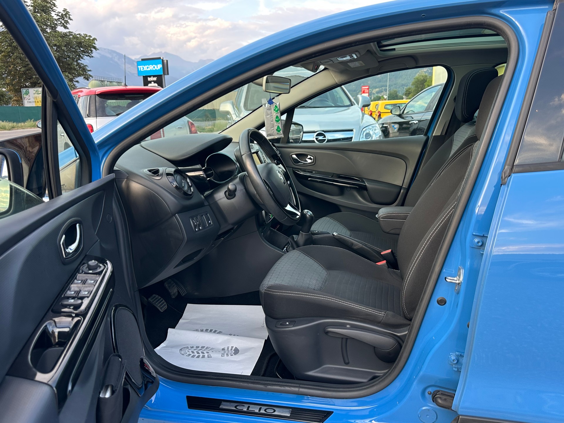 RENAULT Clio 1.5 dCi Swiss Edition-image-8
