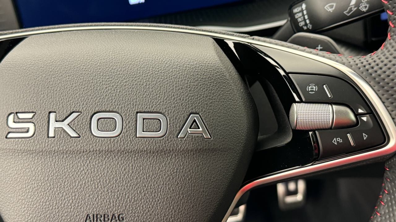 SKODA Octavia Combi 2.0 TSI DSG RS-image-9
