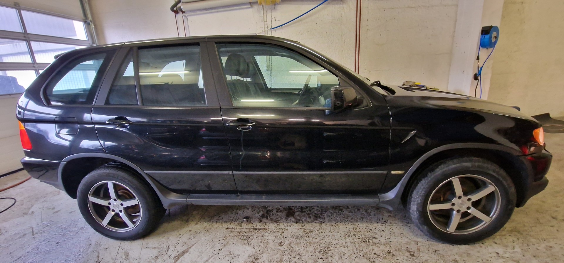 BMW X5 3.0i-image-4