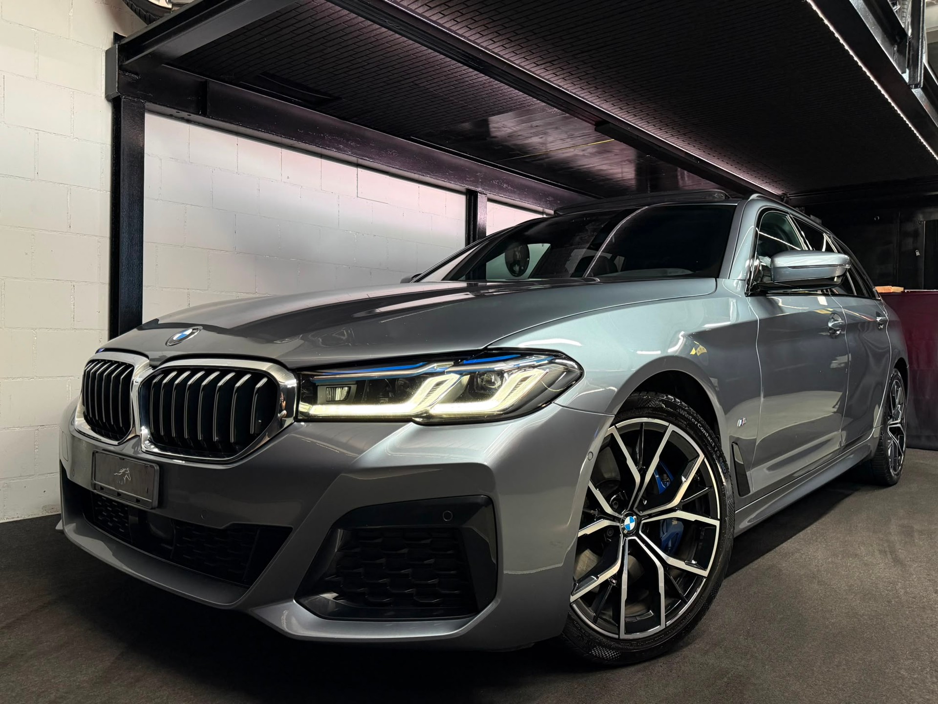 BMW 530d xDrive 48V Touring Pure M Sport Steptronic-image-1