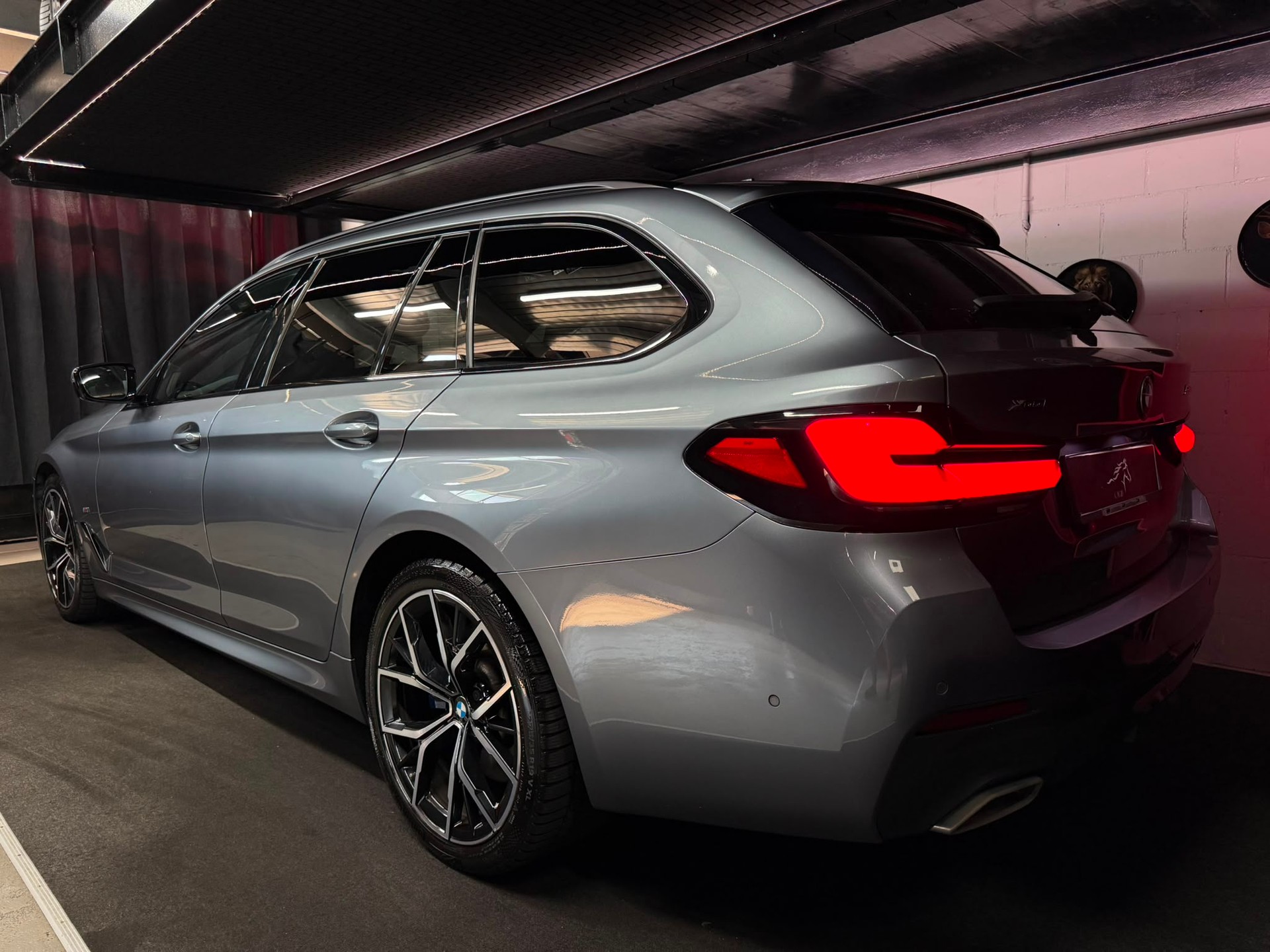 BMW 530d xDrive 48V Touring Pure M Sport Steptronic-image-3