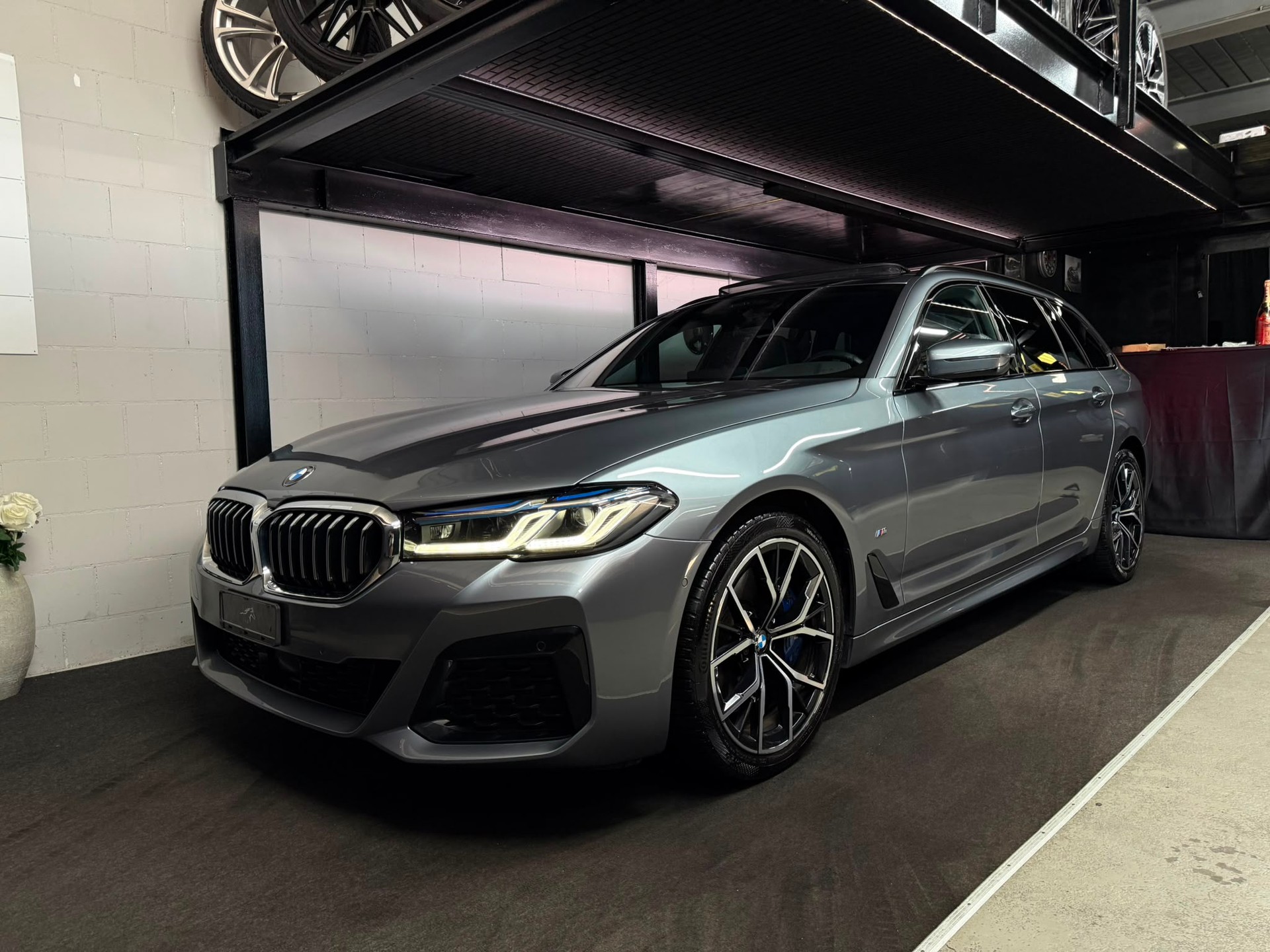 BMW 530d xDrive 48V Touring Pure M Sport Steptronic-image-0