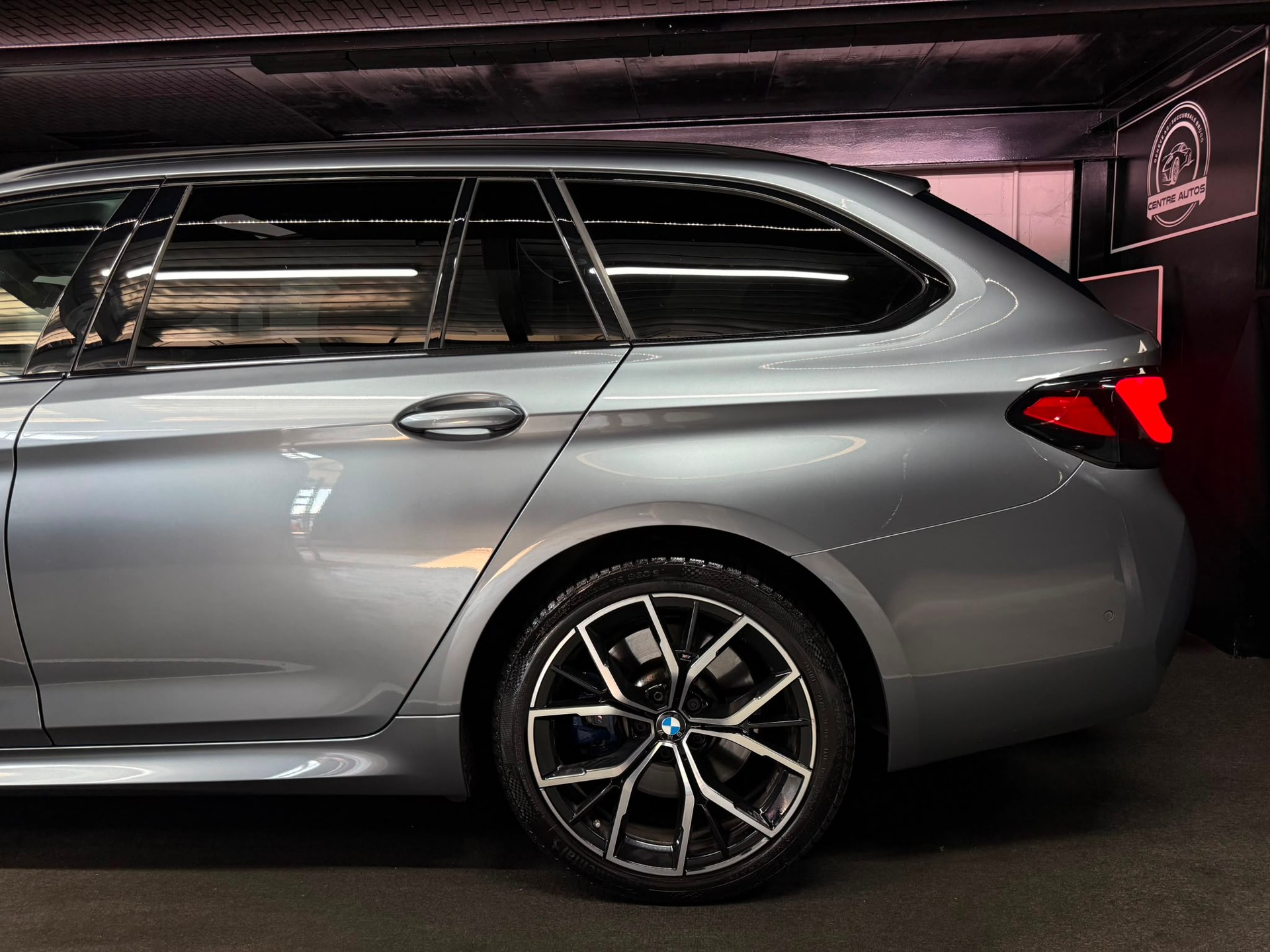 BMW 530d xDrive 48V Touring Pure M Sport Steptronic-image-8