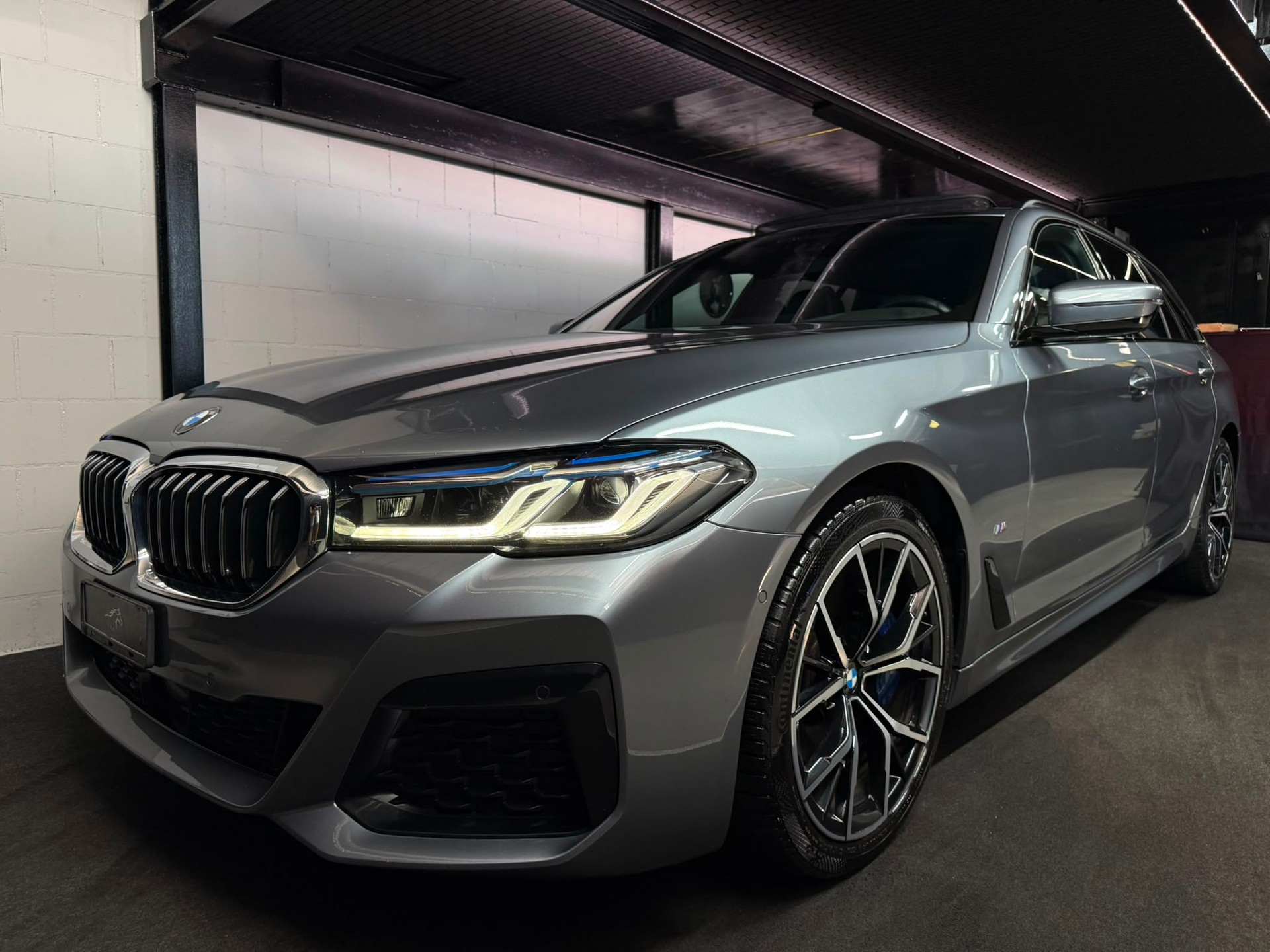 BMW 530d xDrive 48V Touring Pure M Sport Steptronic-image-2