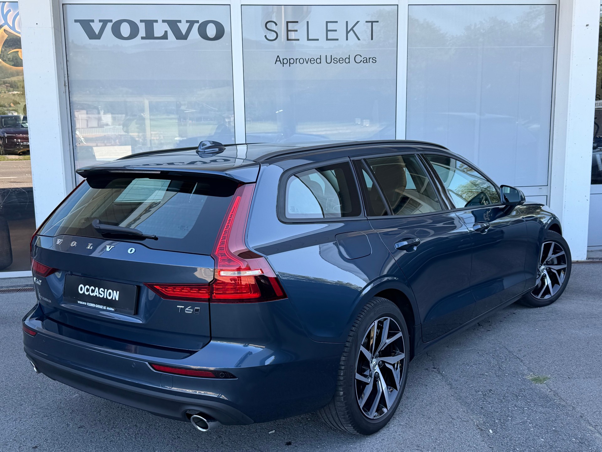 VOLVO V60 T6 AWD Momentum Geartronic-image-1