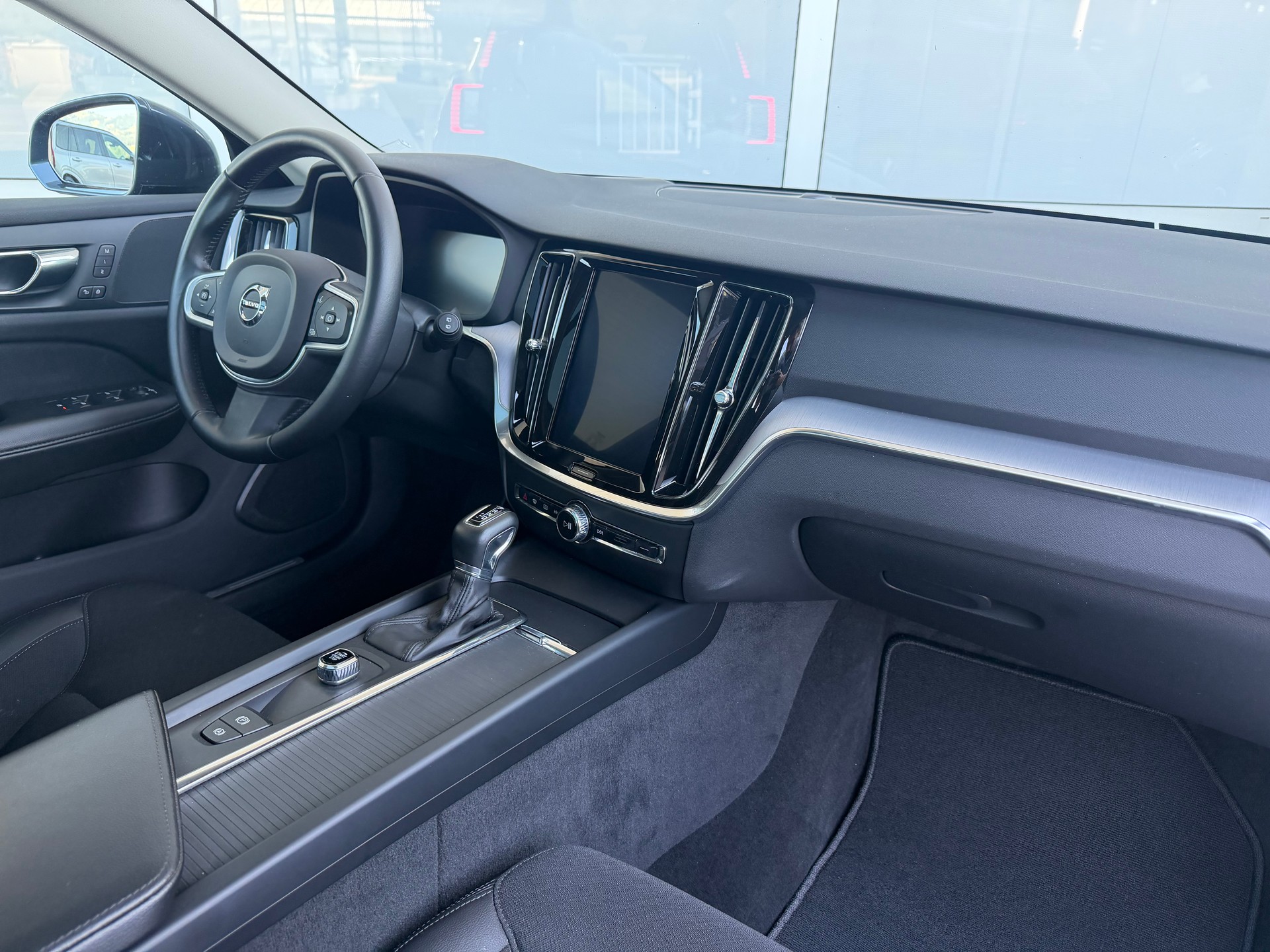 VOLVO V60 T6 AWD Momentum Geartronic-image-2