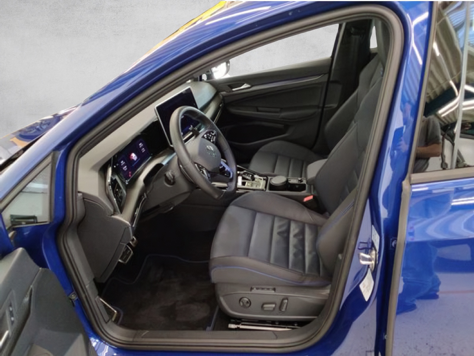 VW Golf VIII 2.0 TSI R DSG 4motion R- Performace*5J Garantie*8- Fach Räder*Leder*Akrapovic*Pano*-image-4