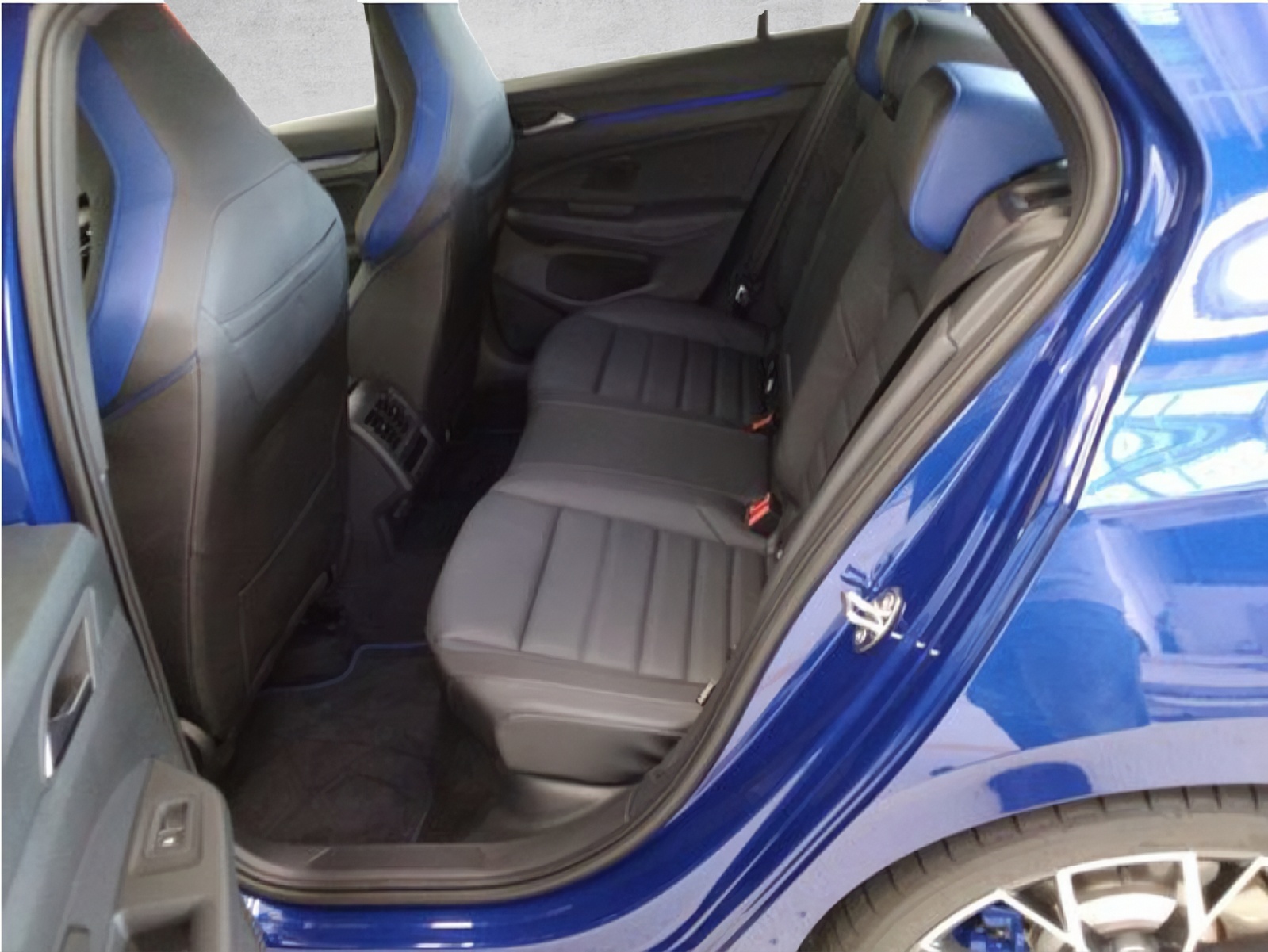 VW Golf VIII 2.0 TSI R DSG 4motion R- Performace*5J Garantie*8- Fach Räder*Leder*Akrapovic*Pano*-image-5