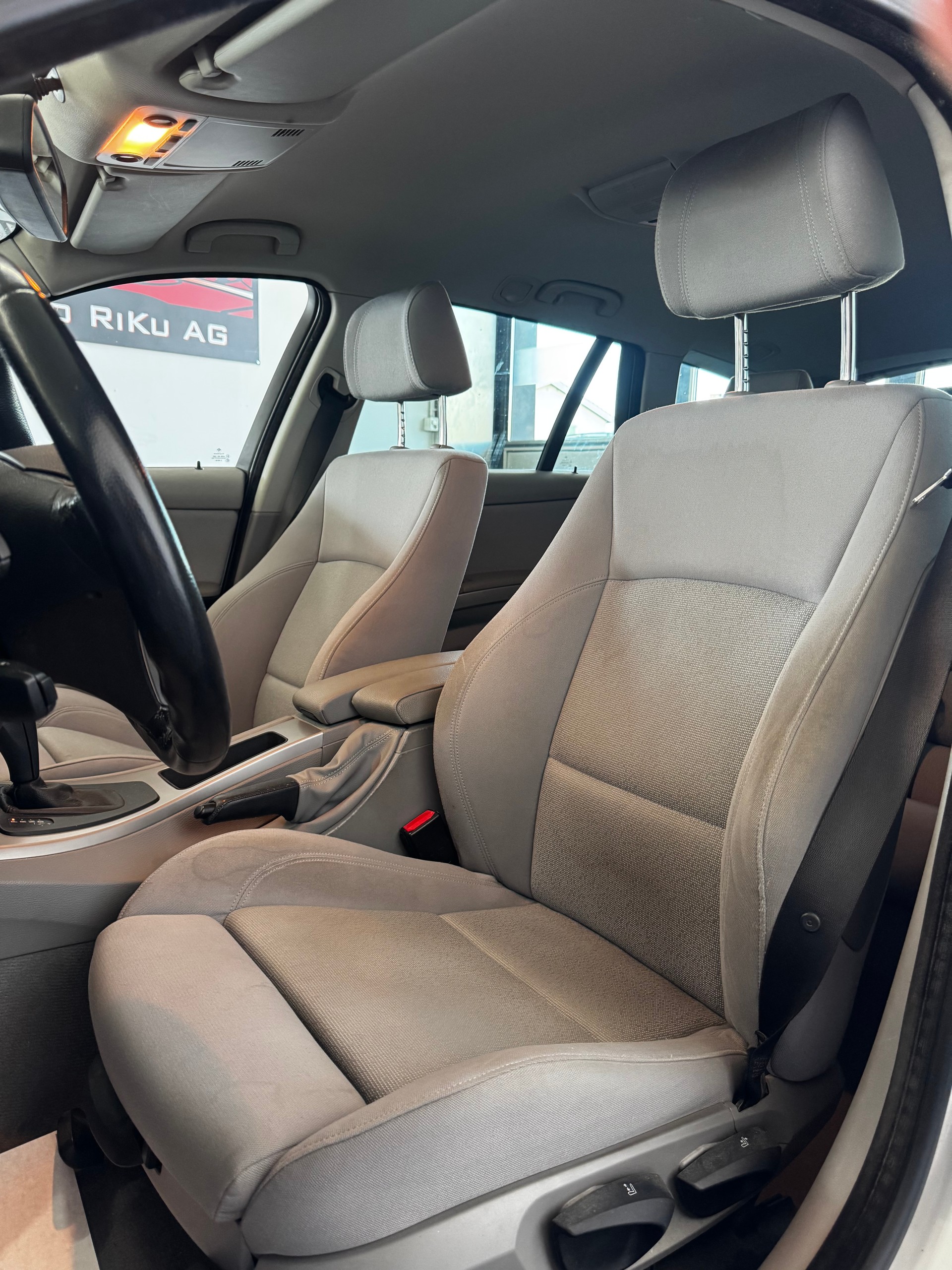BMW 325xi Touring-image-13