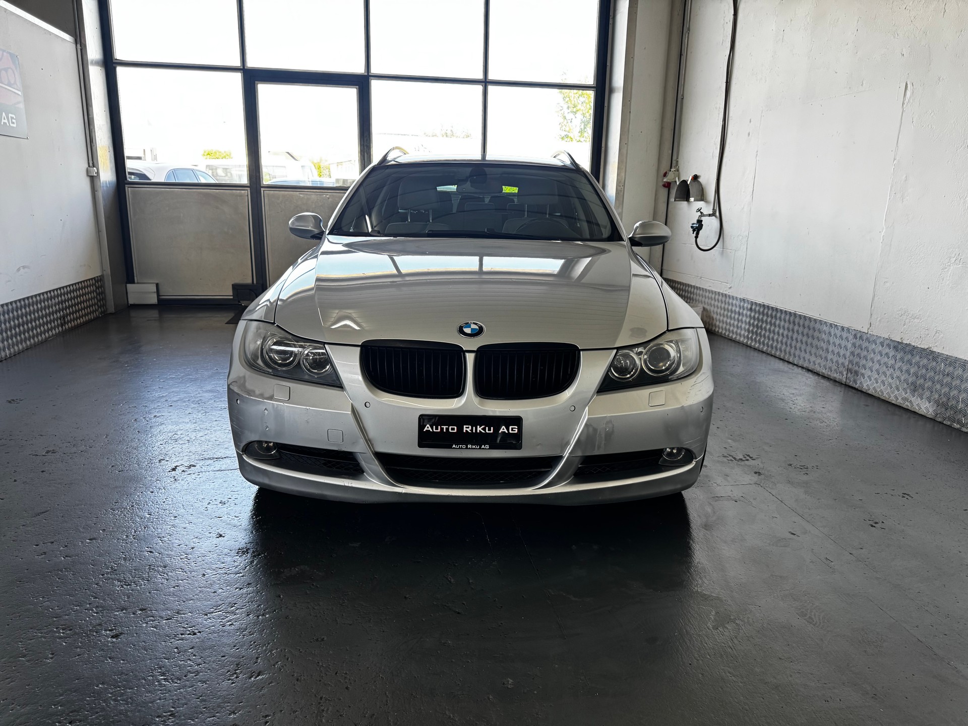 BMW 325xi Touring-image-3