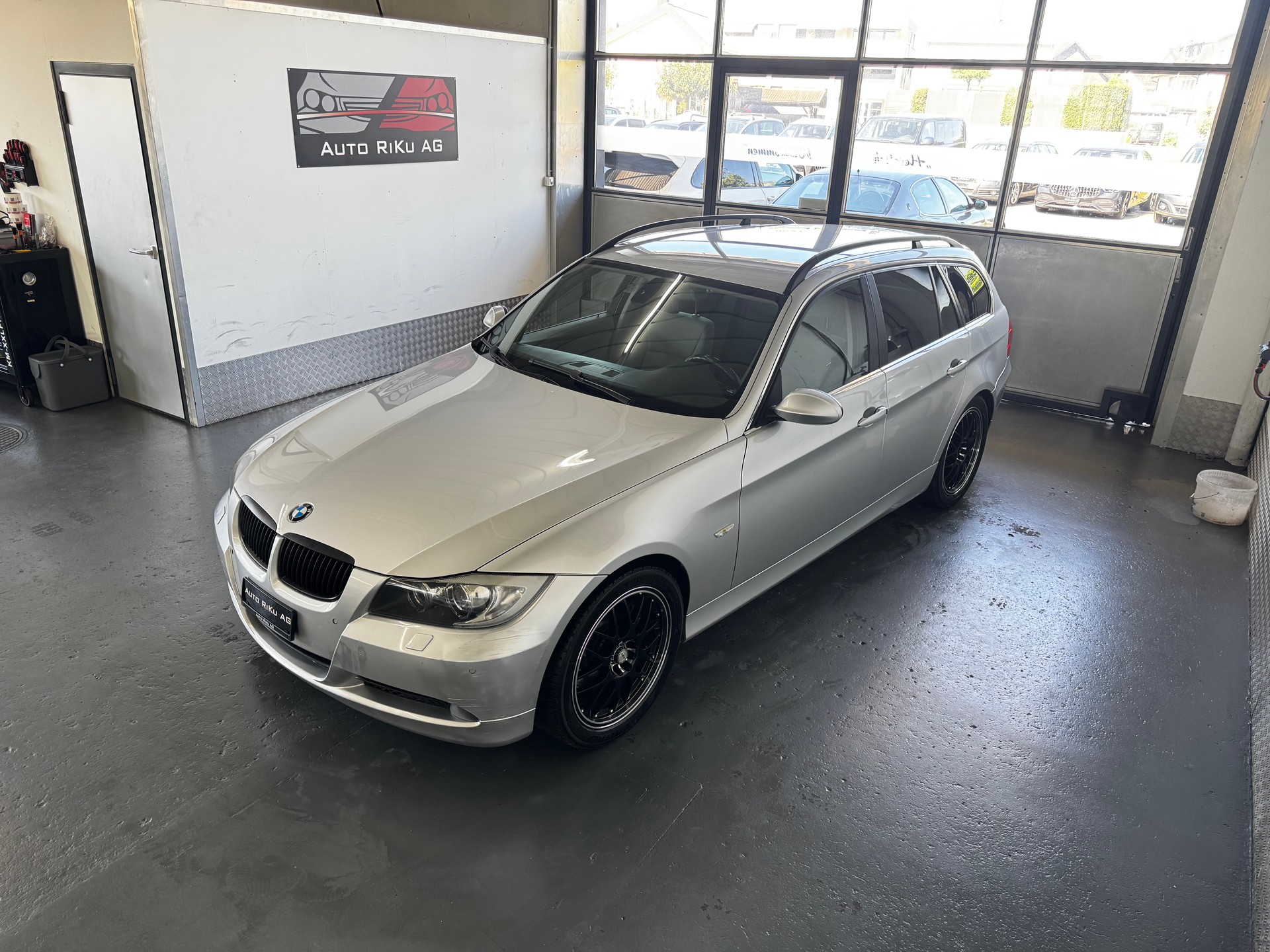 BMW 325xi Touring-image-4