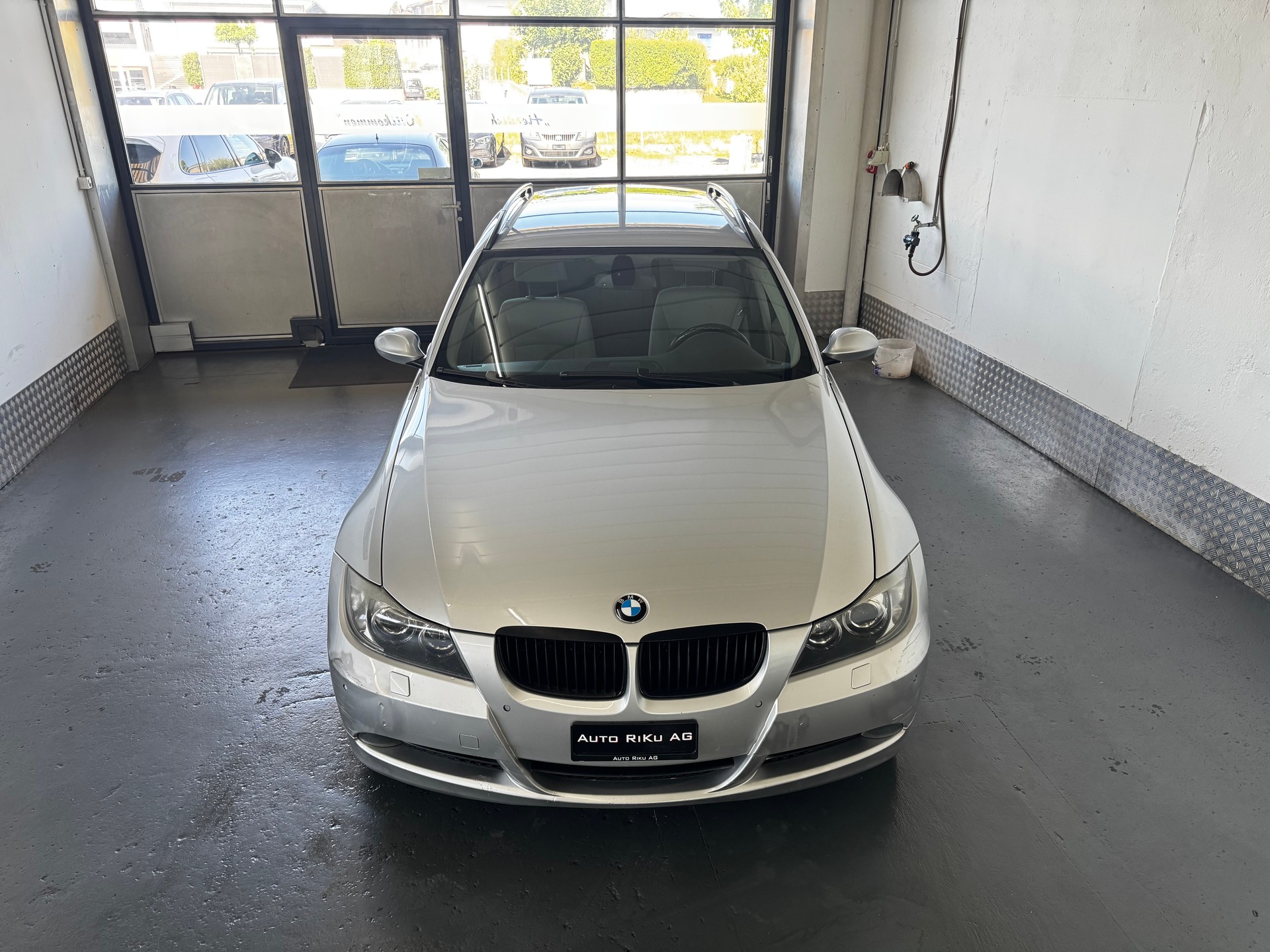BMW 325xi Touring-image-2