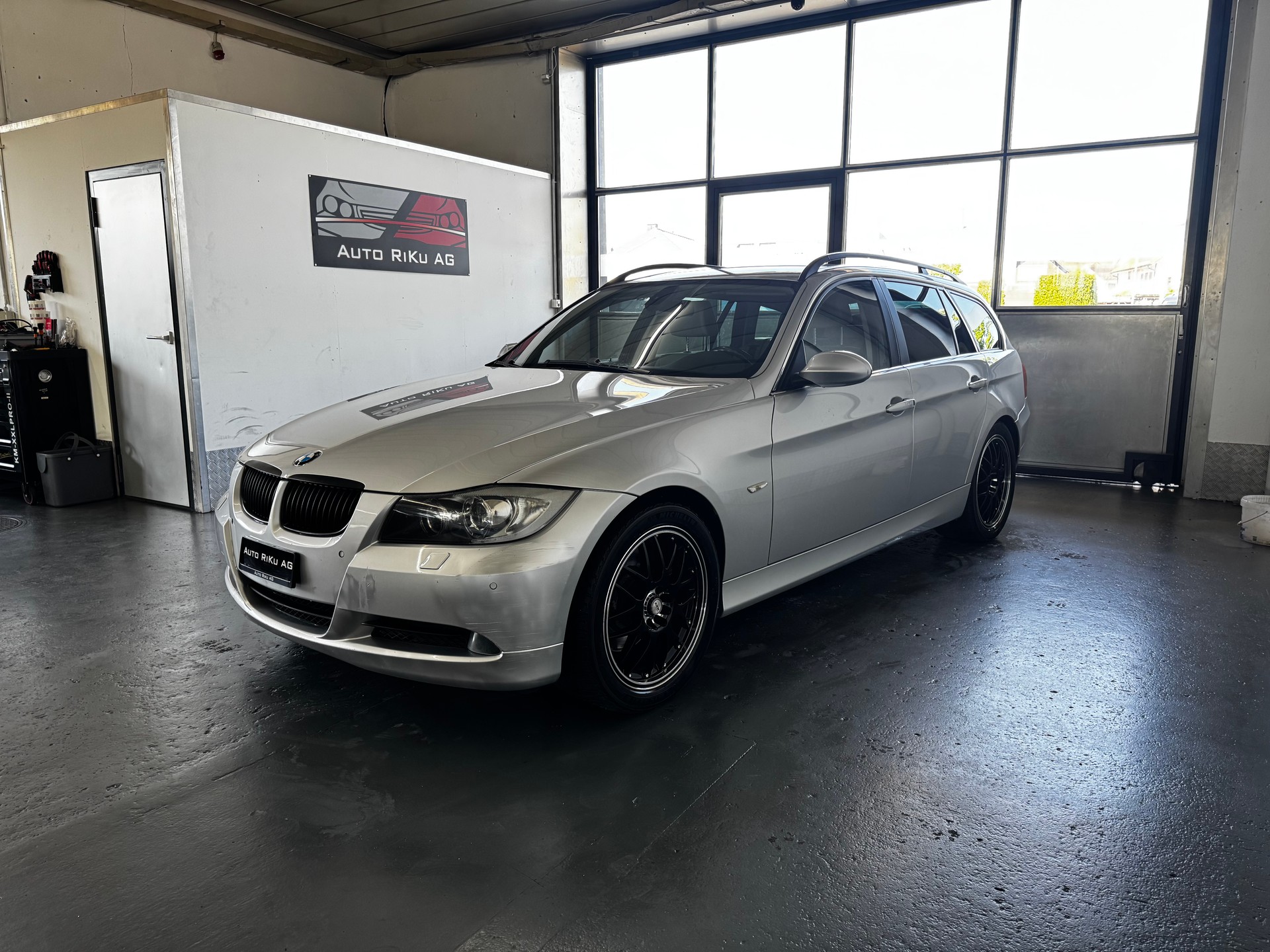 BMW 325xi Touring-image-5