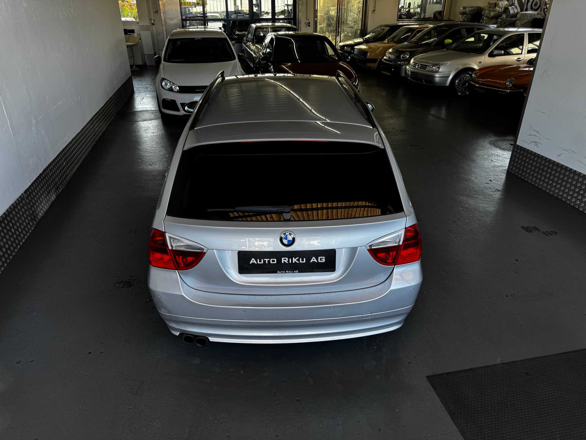 BMW 325xi Touring-image-9