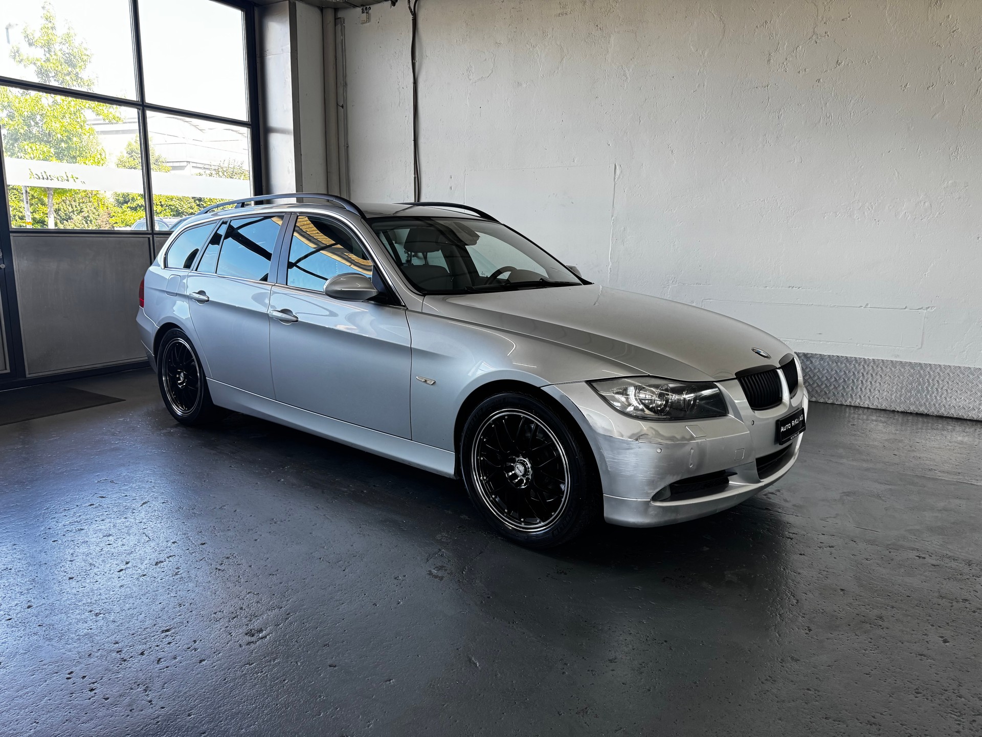 BMW 325xi Touring-image-1