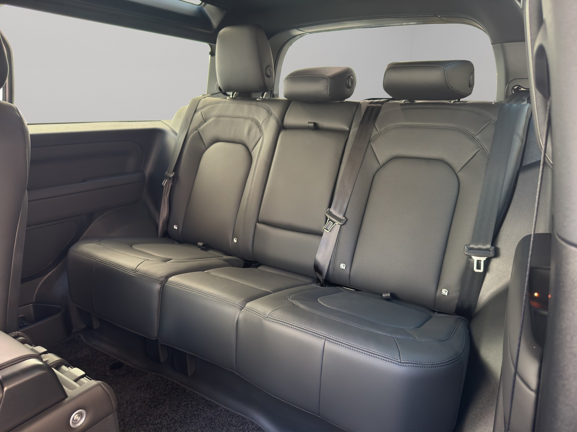 LAND ROVER Defender 90 3.0 D I6 350 X-Dynamic HSE-image-16