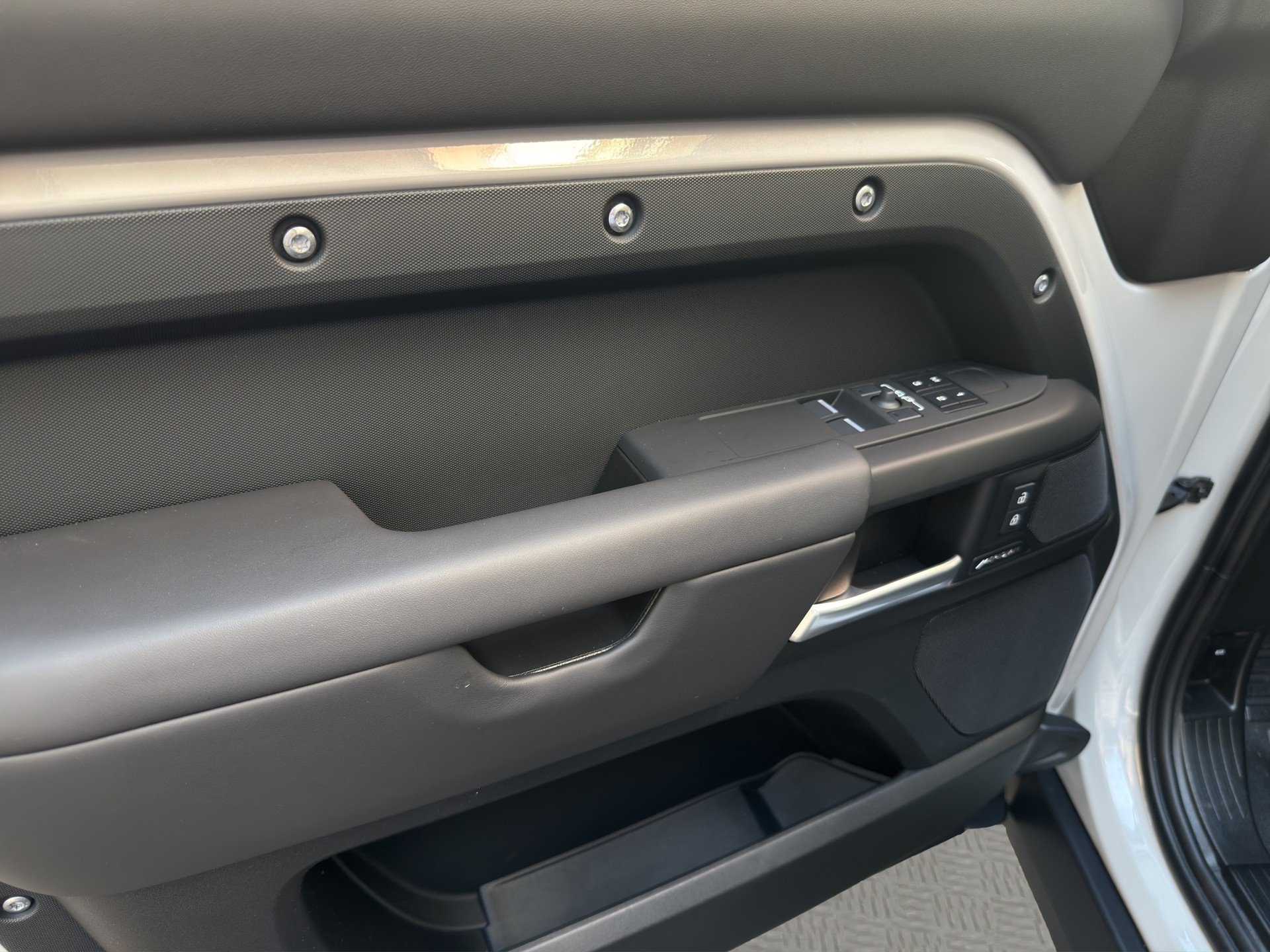 LAND ROVER Defender 90 3.0 D I6 350 X-Dynamic HSE-image-13