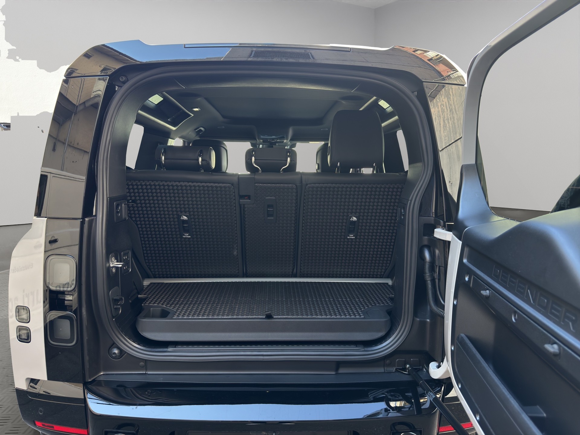 LAND ROVER Defender 90 3.0 D I6 350 X-Dynamic HSE-image-17