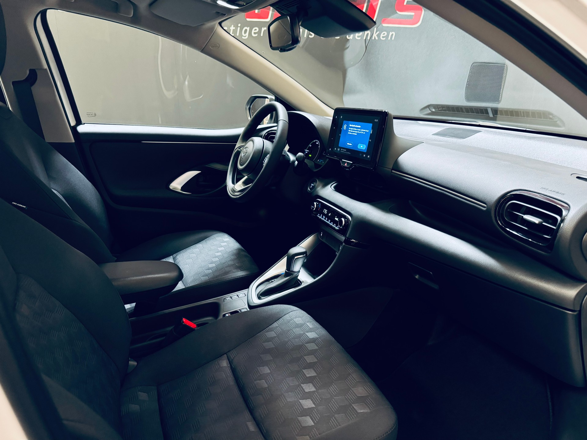 TOYOTA Yaris 1.5 Comfort e-CVT-image-19