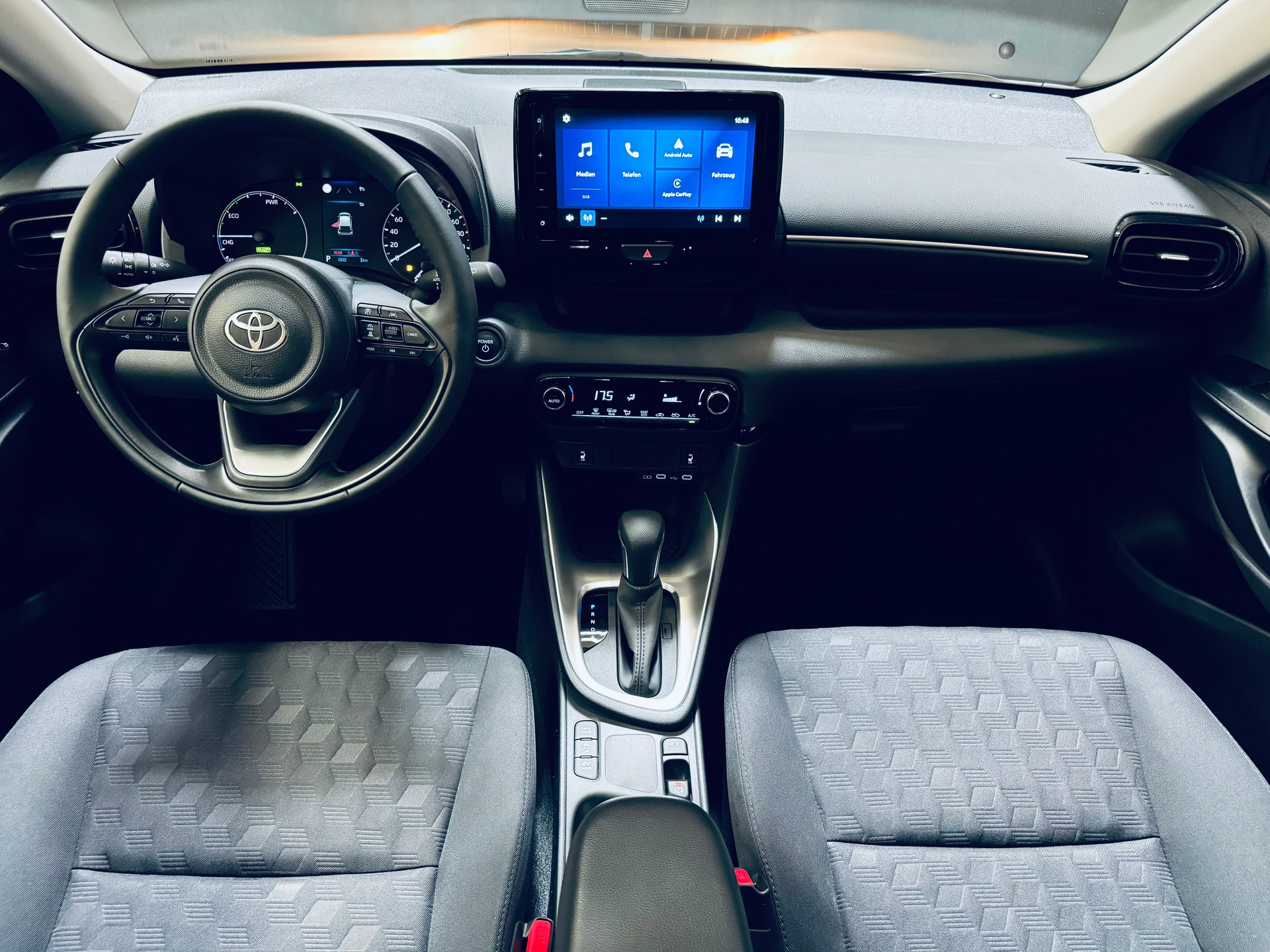 TOYOTA Yaris 1.5 Comfort e-CVT-image-12