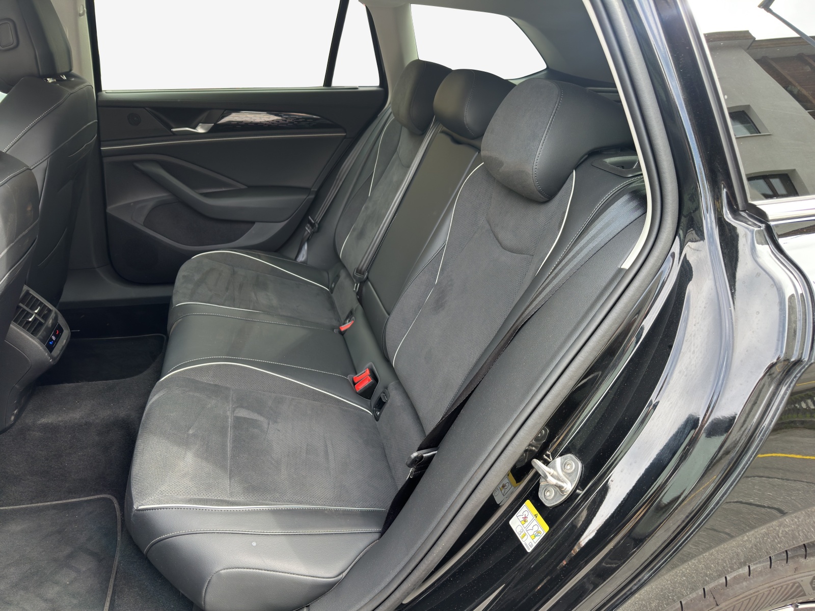 VW Passat Variant 2.0 TDI evo Business 4 Motion DSG-image-11