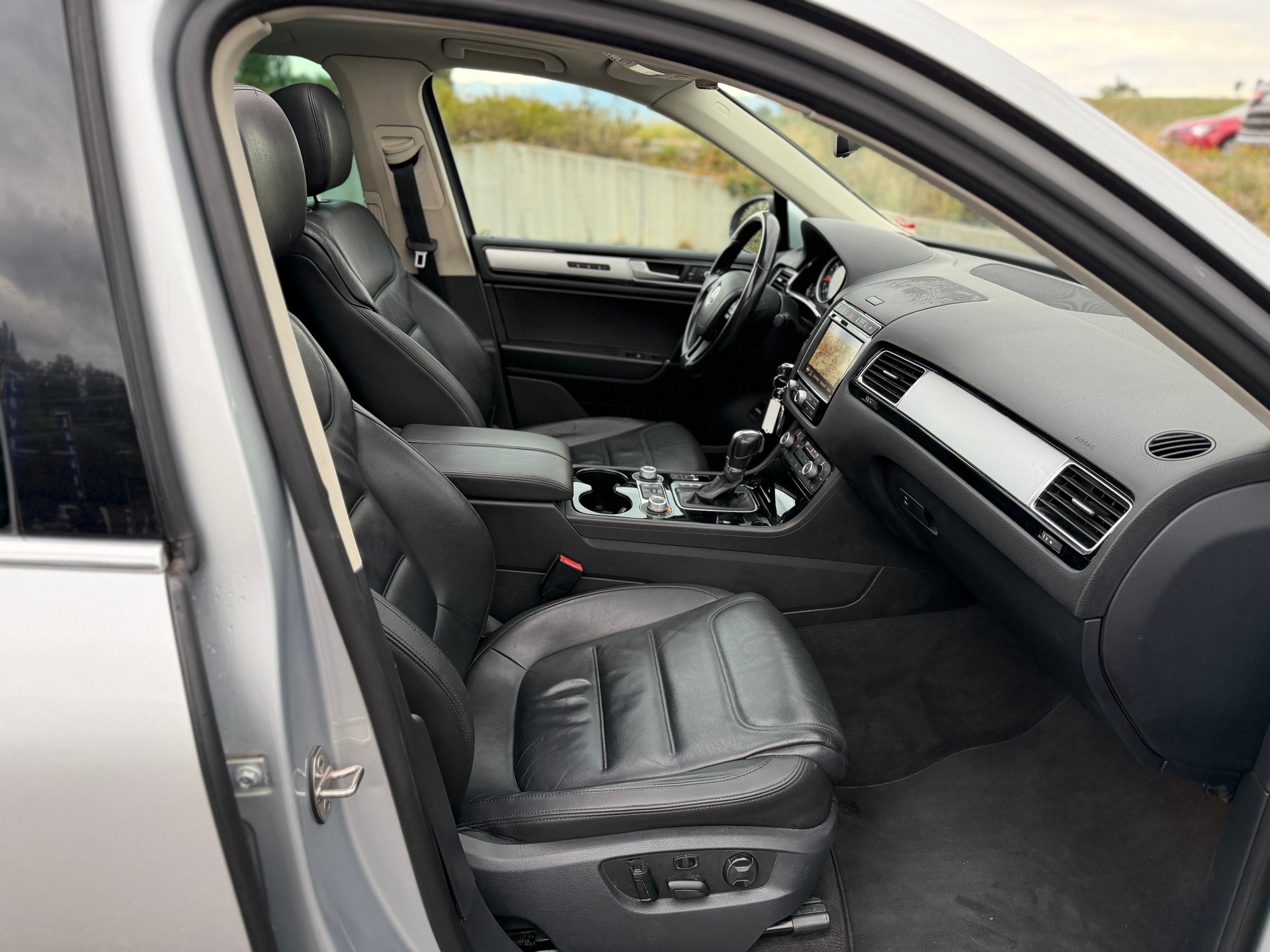 VW Touareg 3.0 TDI R-Line-image-8