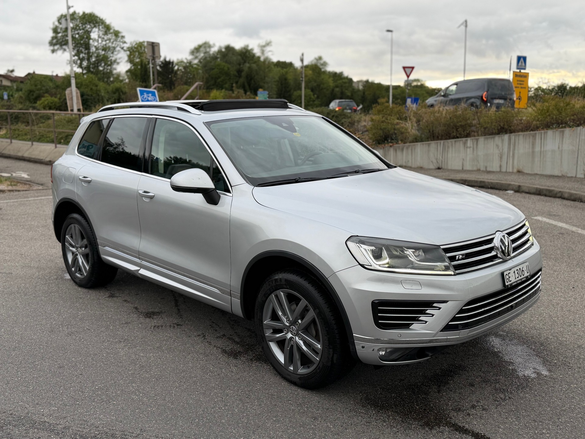VW Touareg 3.0 TDI R-Line-image-2