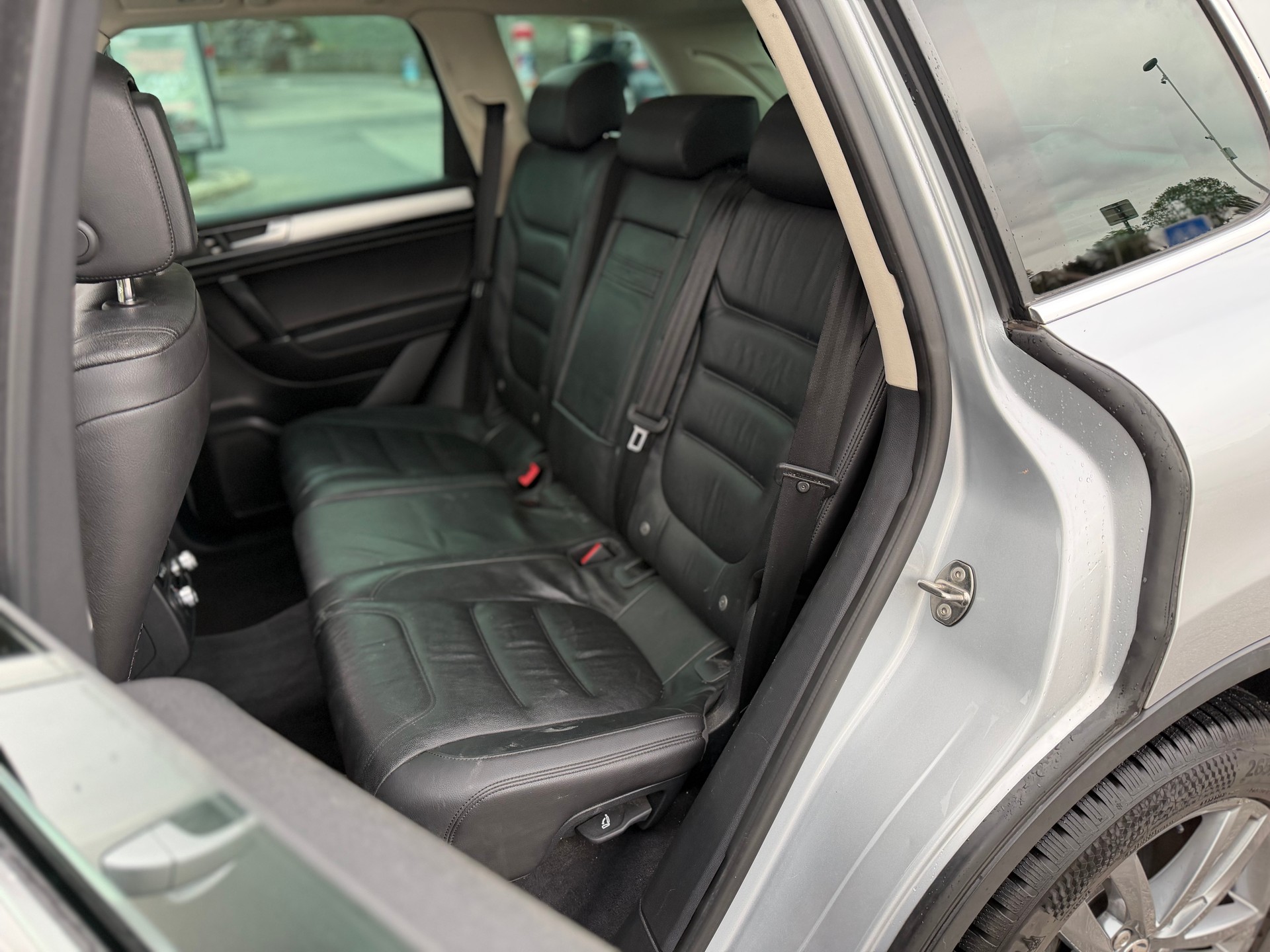 VW Touareg 3.0 TDI R-Line-image-12