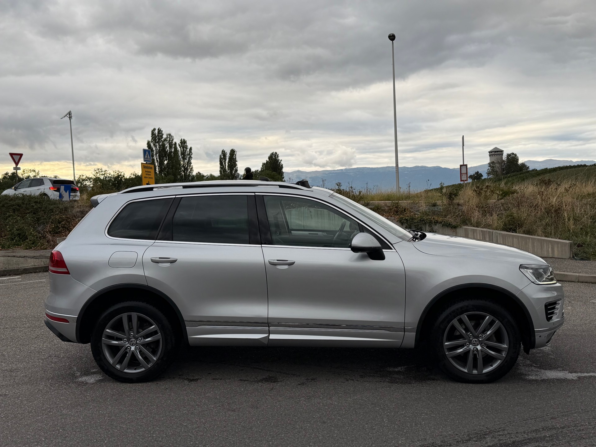 VW Touareg 3.0 TDI R-Line-image-3