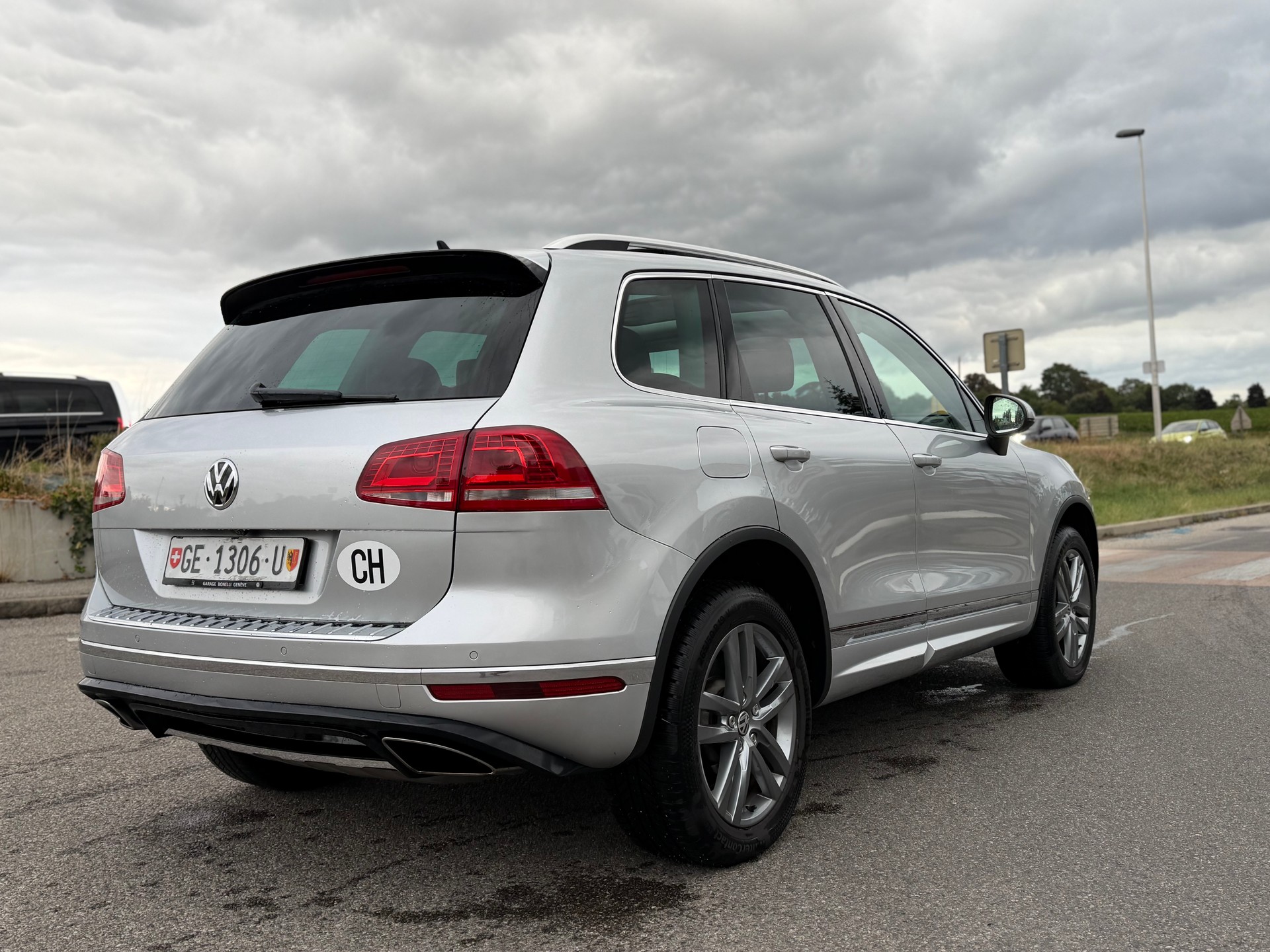 VW Touareg 3.0 TDI R-Line-image-6
