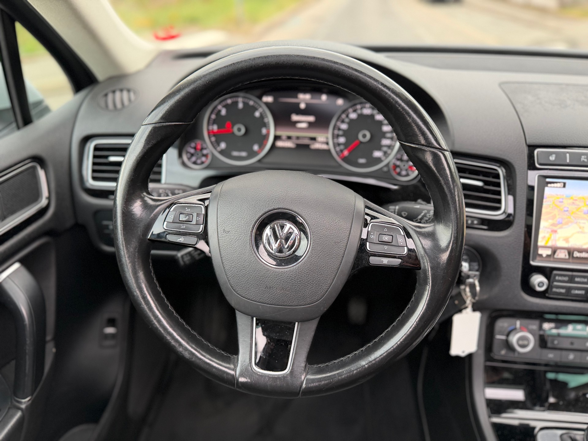 VW Touareg 3.0 TDI R-Line-image-11