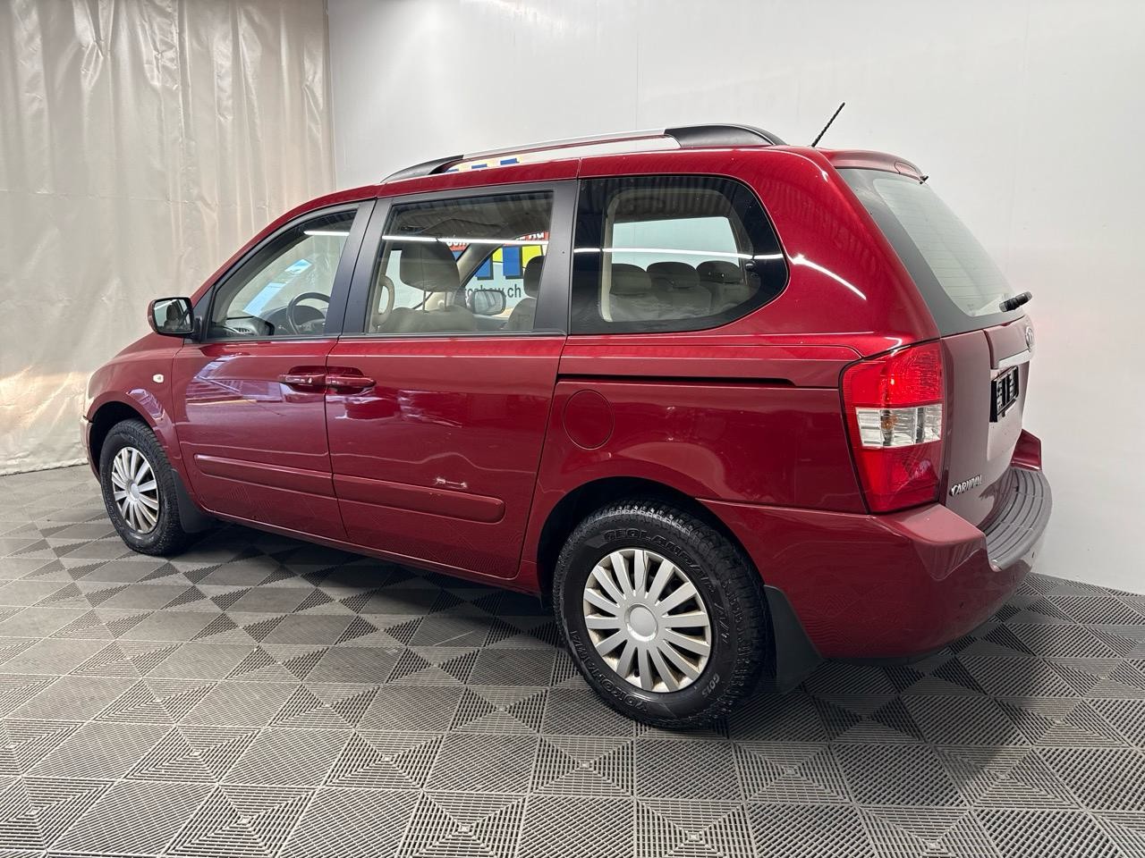 KIA Carnival 2.2 CRDi Classic-showroom-element-1