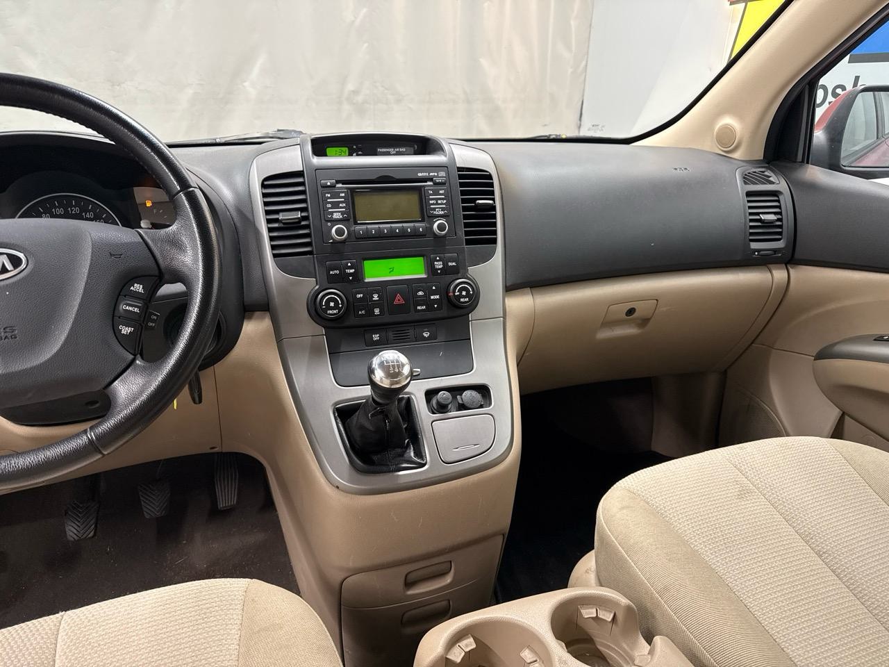 KIA Carnival 2.2 CRDi Classic-image-4