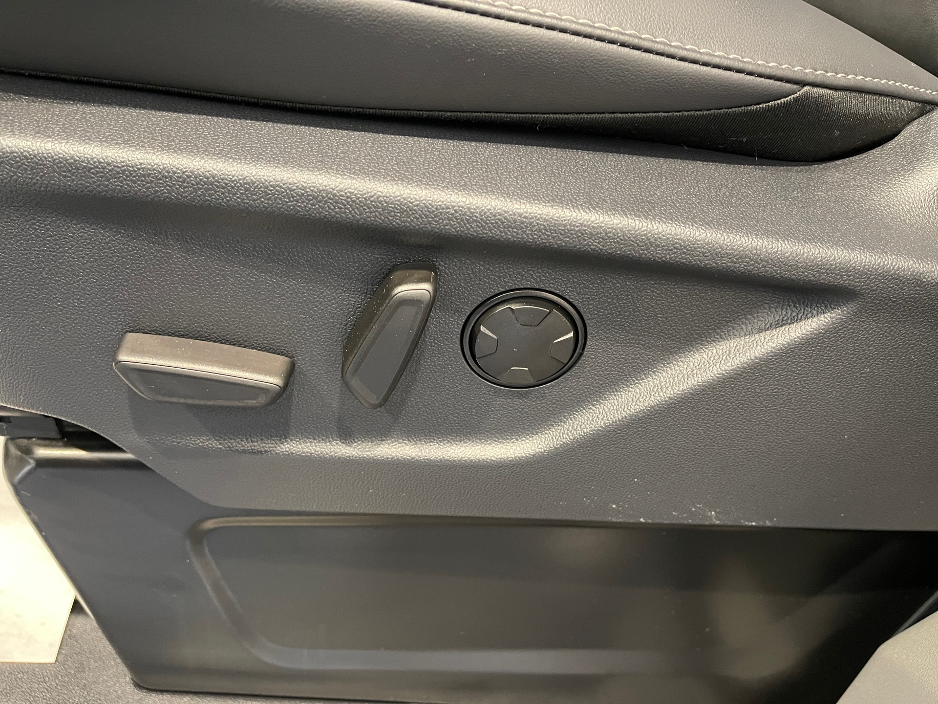 FORD Tourneo Bus 320 L1H1 TitaniumX Automat*LEDER*B&O*AHK*-image-10