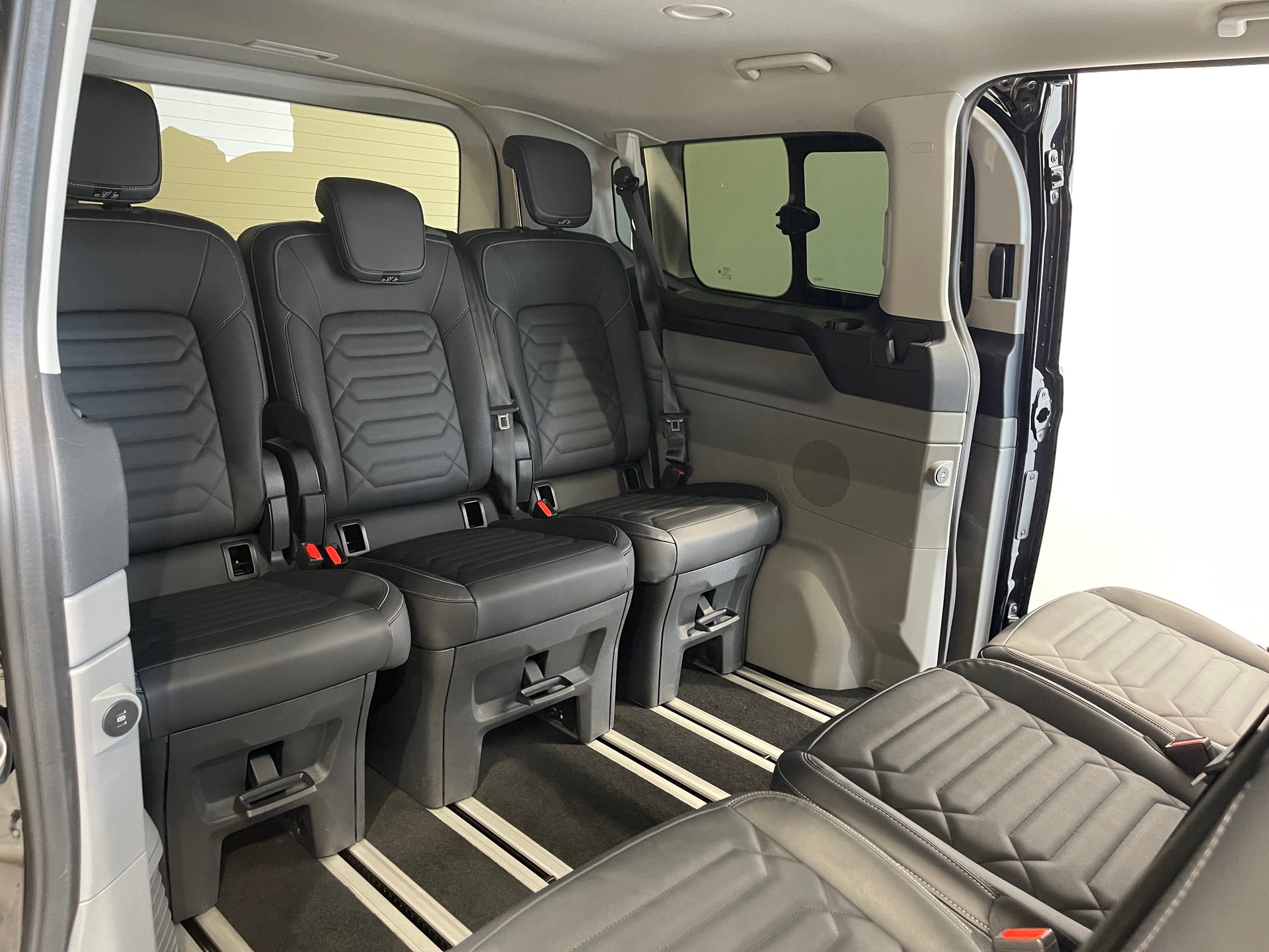 FORD Tourneo Bus 320 L1H1 TitaniumX Automat*LEDER*B&O*AHK*-image-13