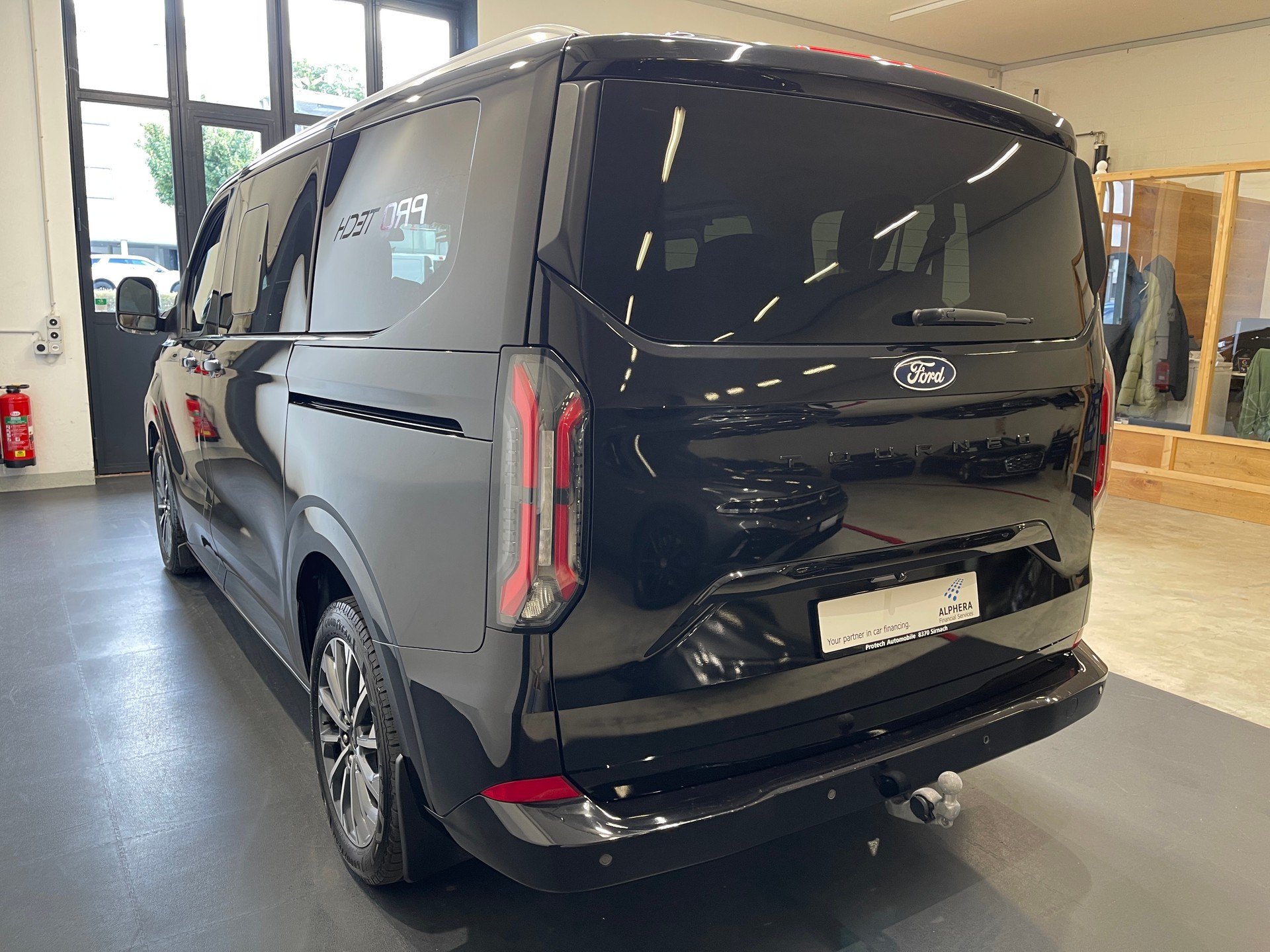 FORD Tourneo Bus 320 L1H1 TitaniumX Automat*LEDER*B&O*AHK*-image-6