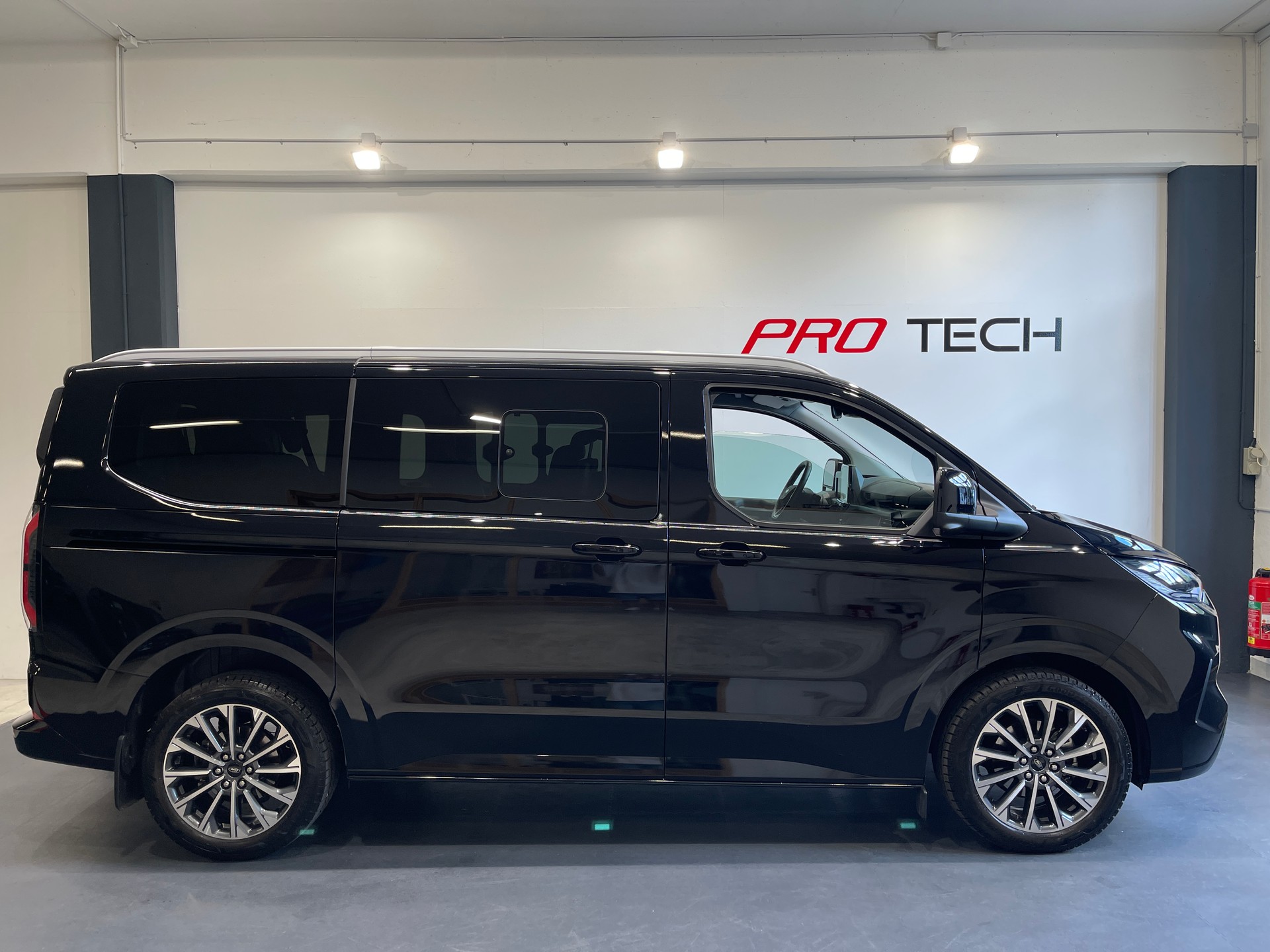 FORD Tourneo Bus 320 L1H1 TitaniumX Automat*LEDER*B&O*AHK*-image-1