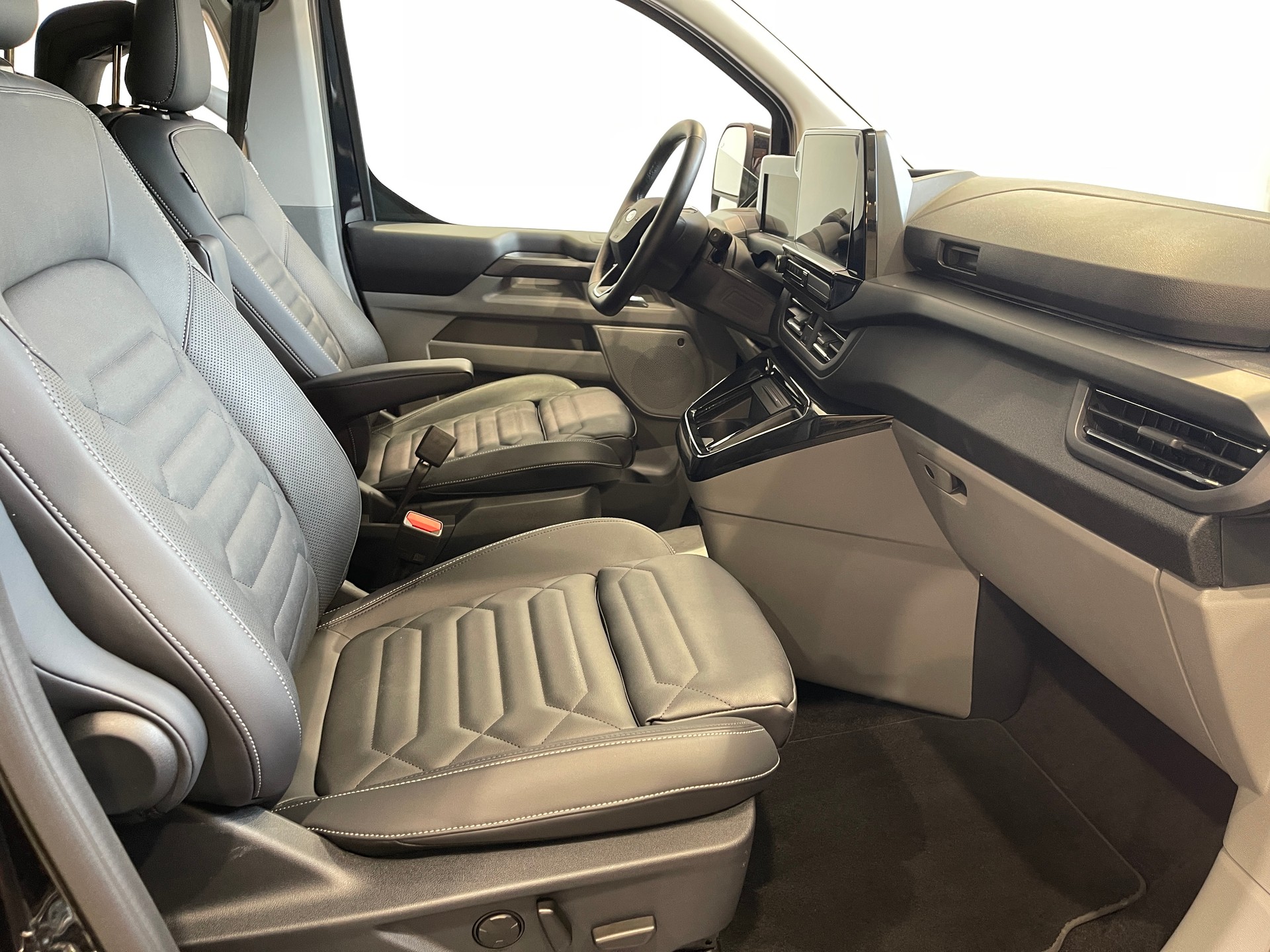 FORD Tourneo Bus 320 L1H1 TitaniumX Automat*LEDER*B&O*AHK*-image-15