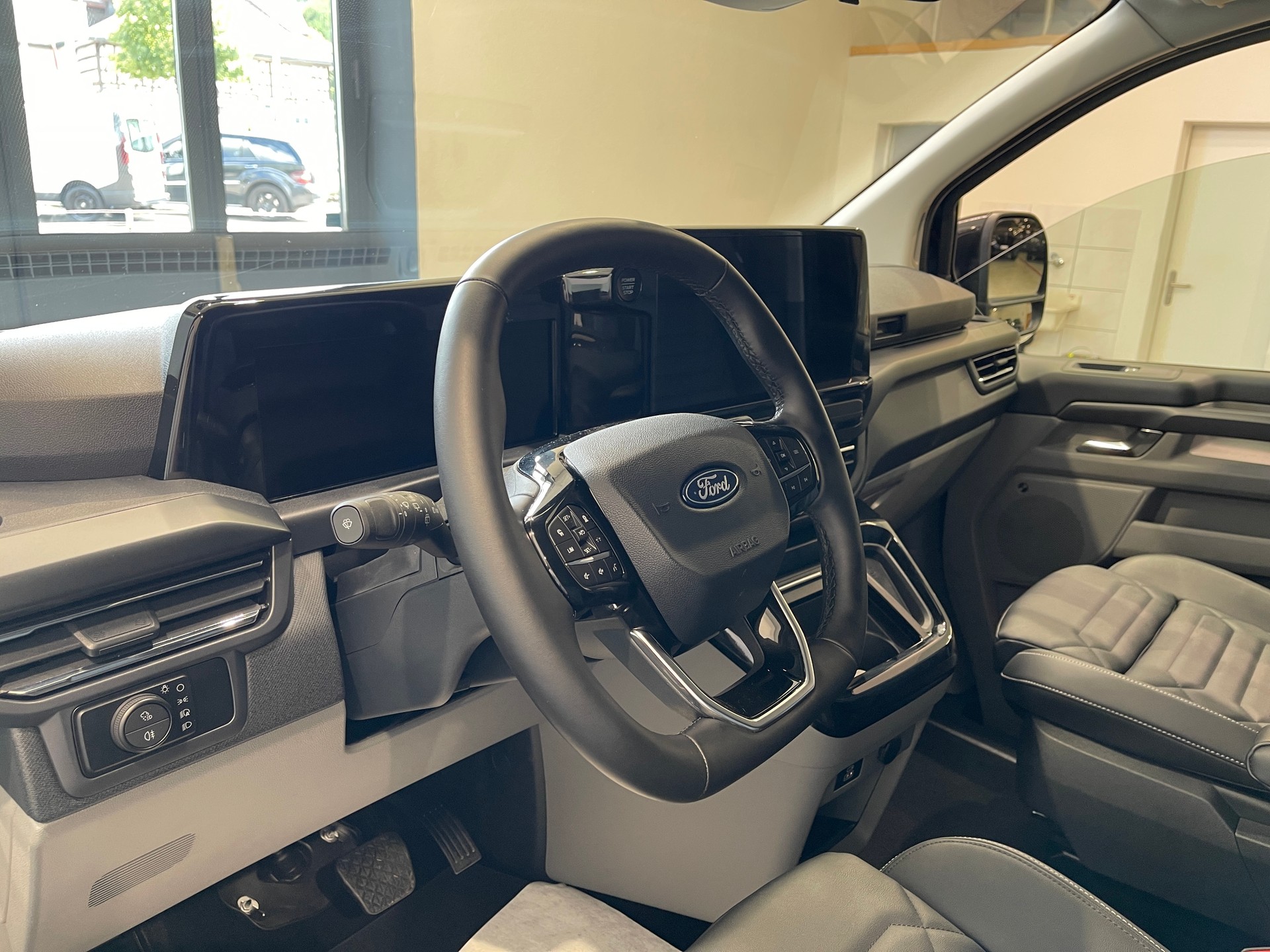 FORD Tourneo Bus 320 L1H1 TitaniumX Automat*LEDER*B&O*AHK*-image-9