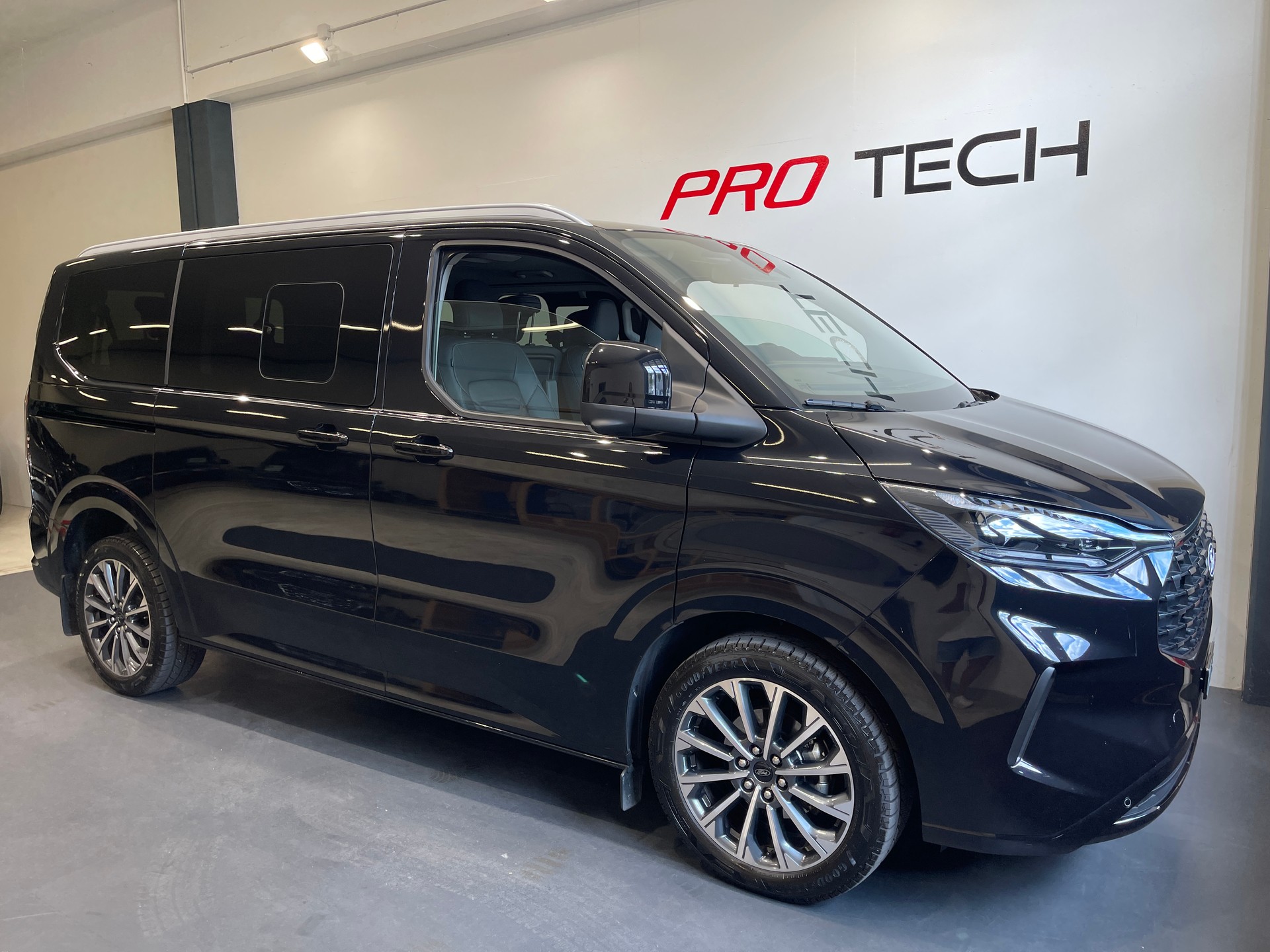 FORD Tourneo Bus 320 L1H1 TitaniumX Automat*LEDER*B&O*AHK*-image-0