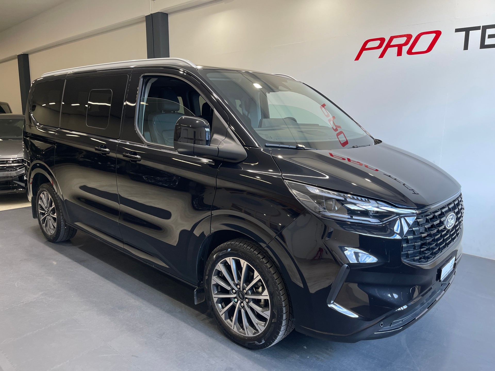 FORD Tourneo Bus 320 L1H1 TitaniumX Automat*LEDER*B&O*AHK*-image-2
