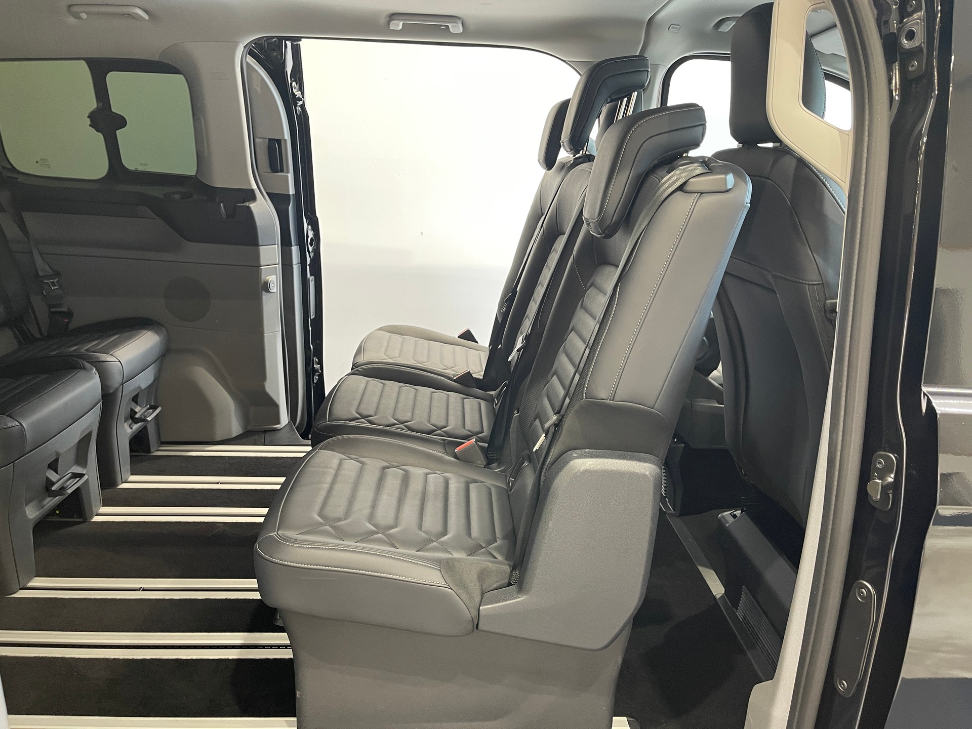FORD Tourneo Bus 320 L1H1 TitaniumX Automat*LEDER*B&O*AHK*-image-12