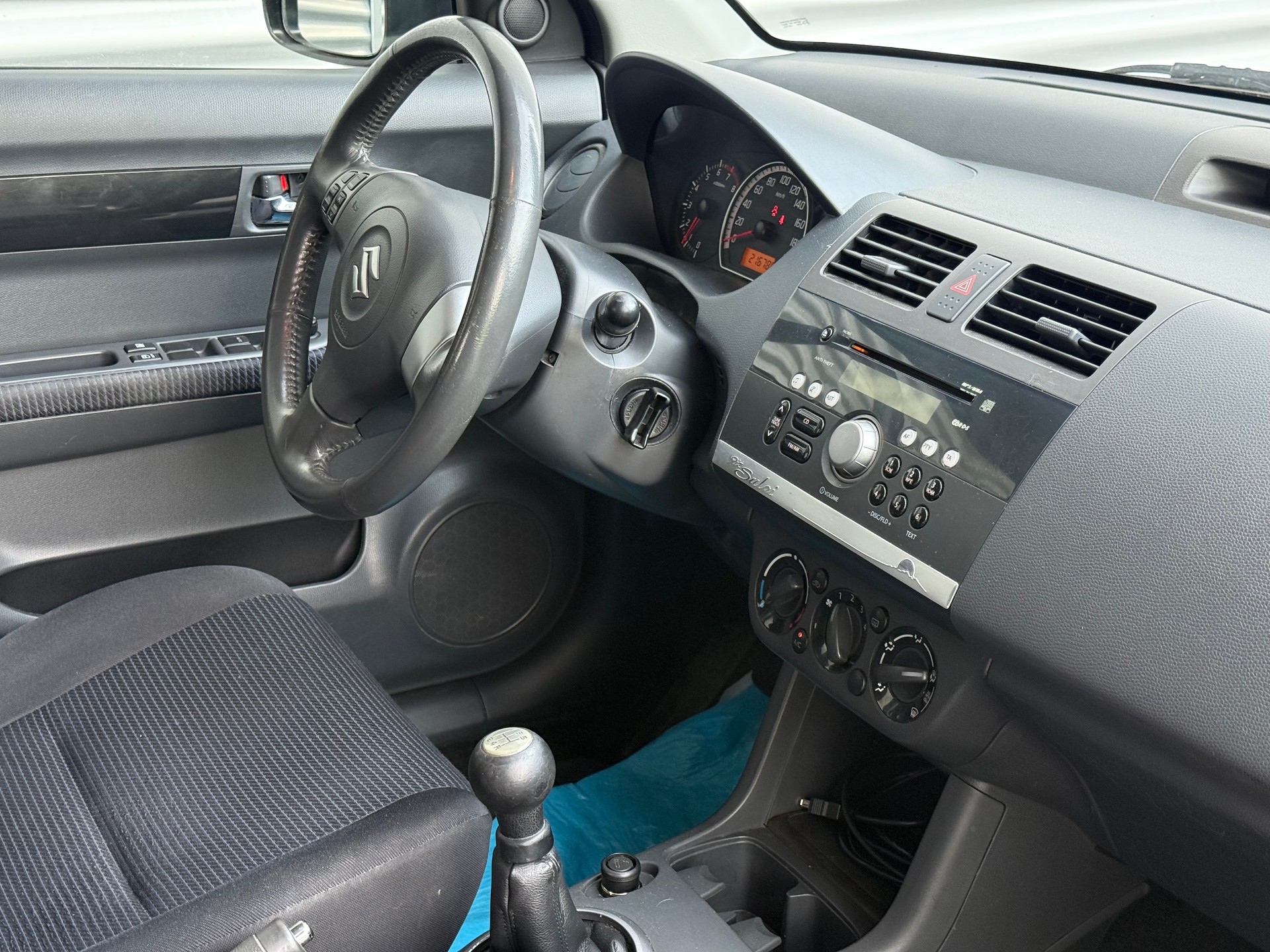 SUZUKI Swift 1.3i 16V GL Top Piz Sulai LE 4x4-image-6