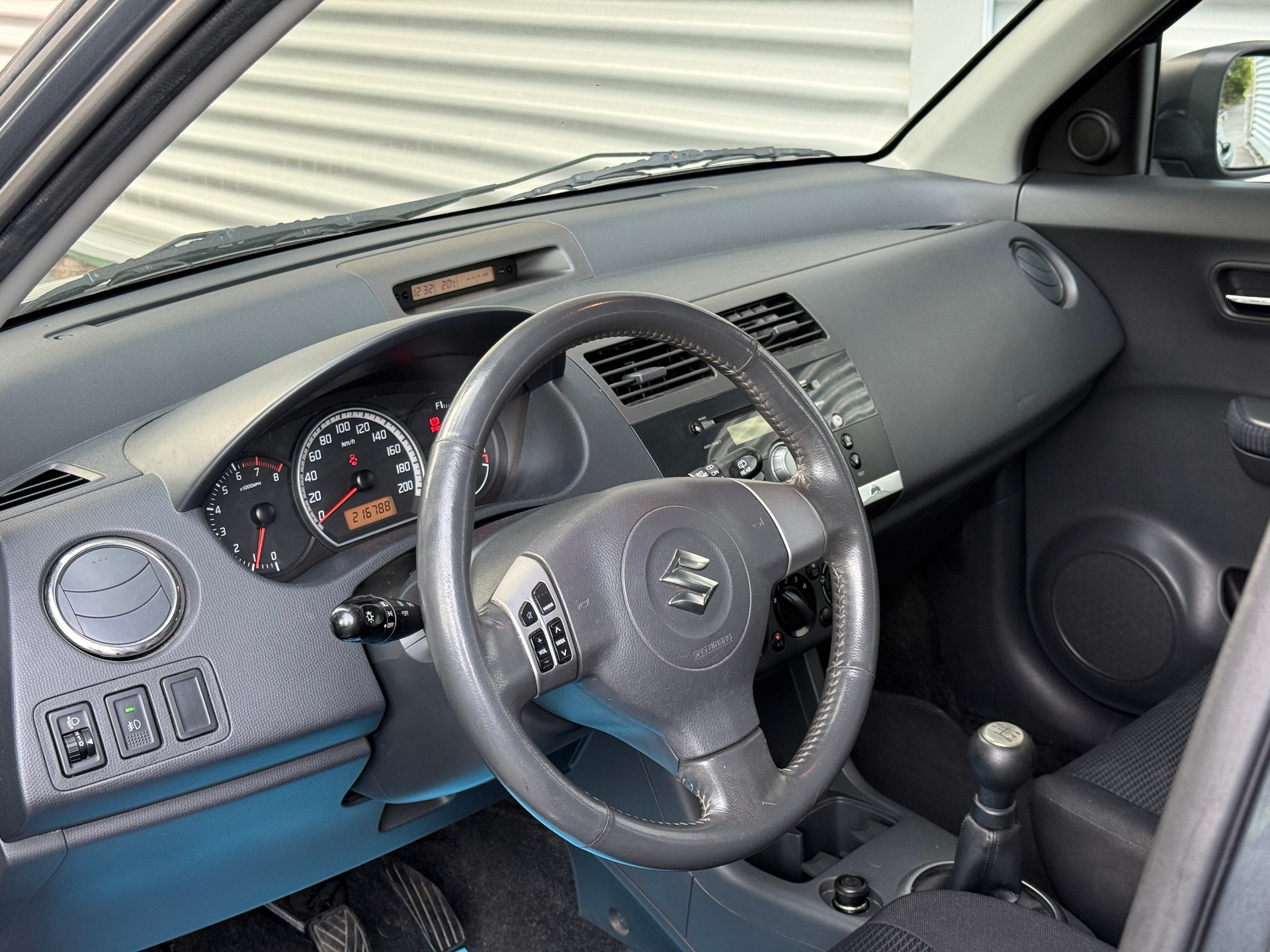 SUZUKI Swift 1.3i 16V GL Top Piz Sulai LE 4x4-image-8