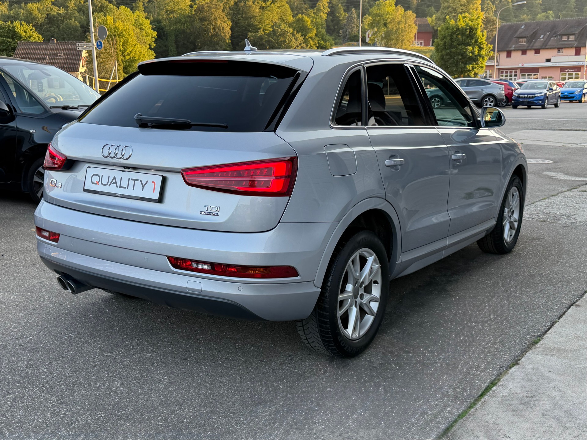 AUDI Q3 2.0 TDI design quattro S-tronic-image-4