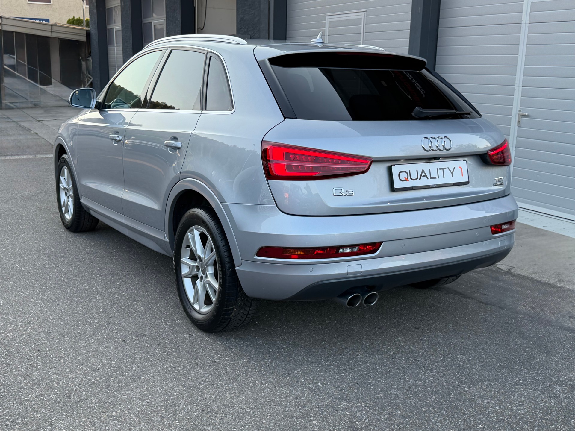 AUDI Q3 2.0 TDI design quattro S-tronic-image-3