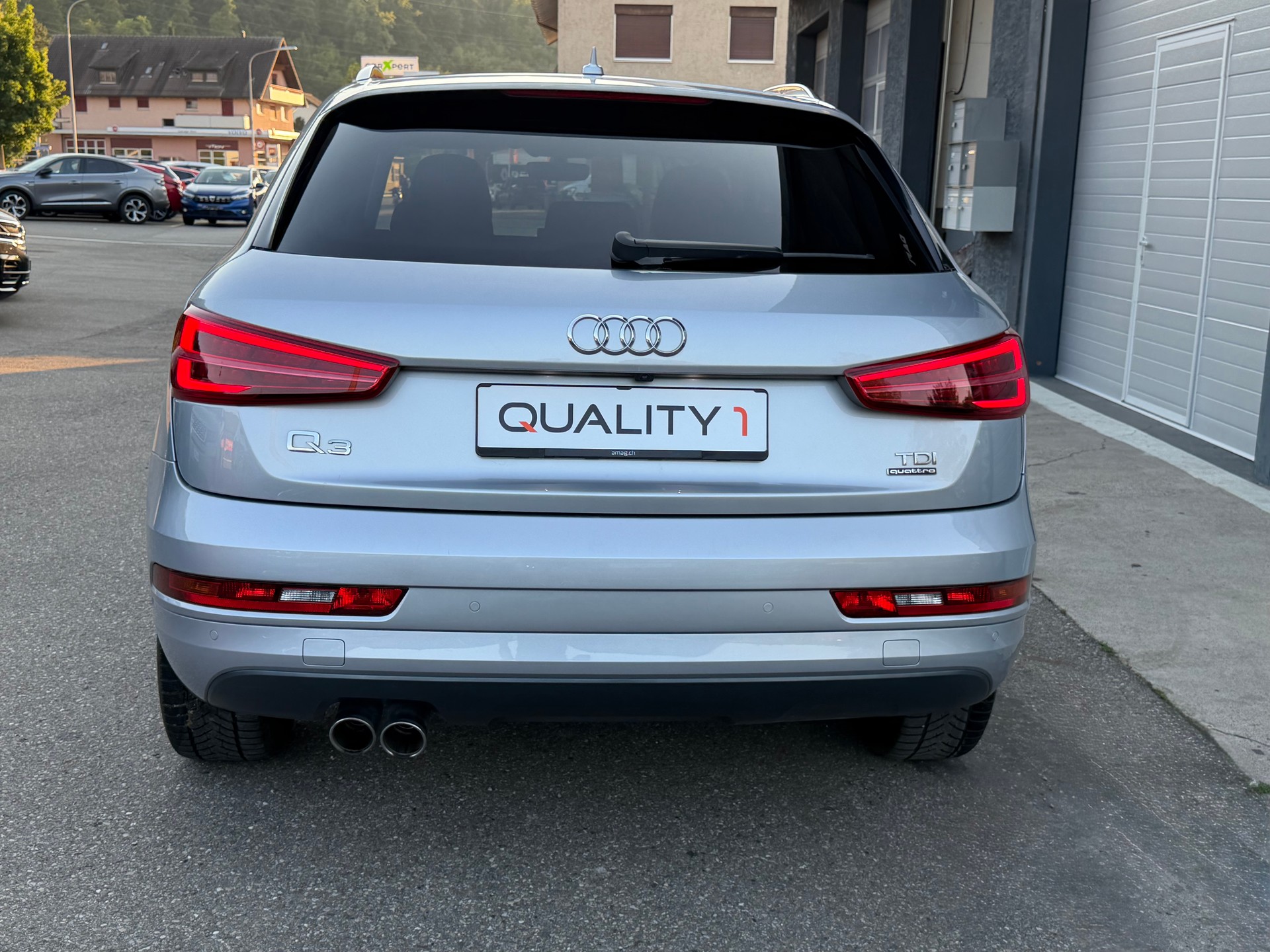 AUDI Q3 2.0 TDI design quattro S-tronic-image-5