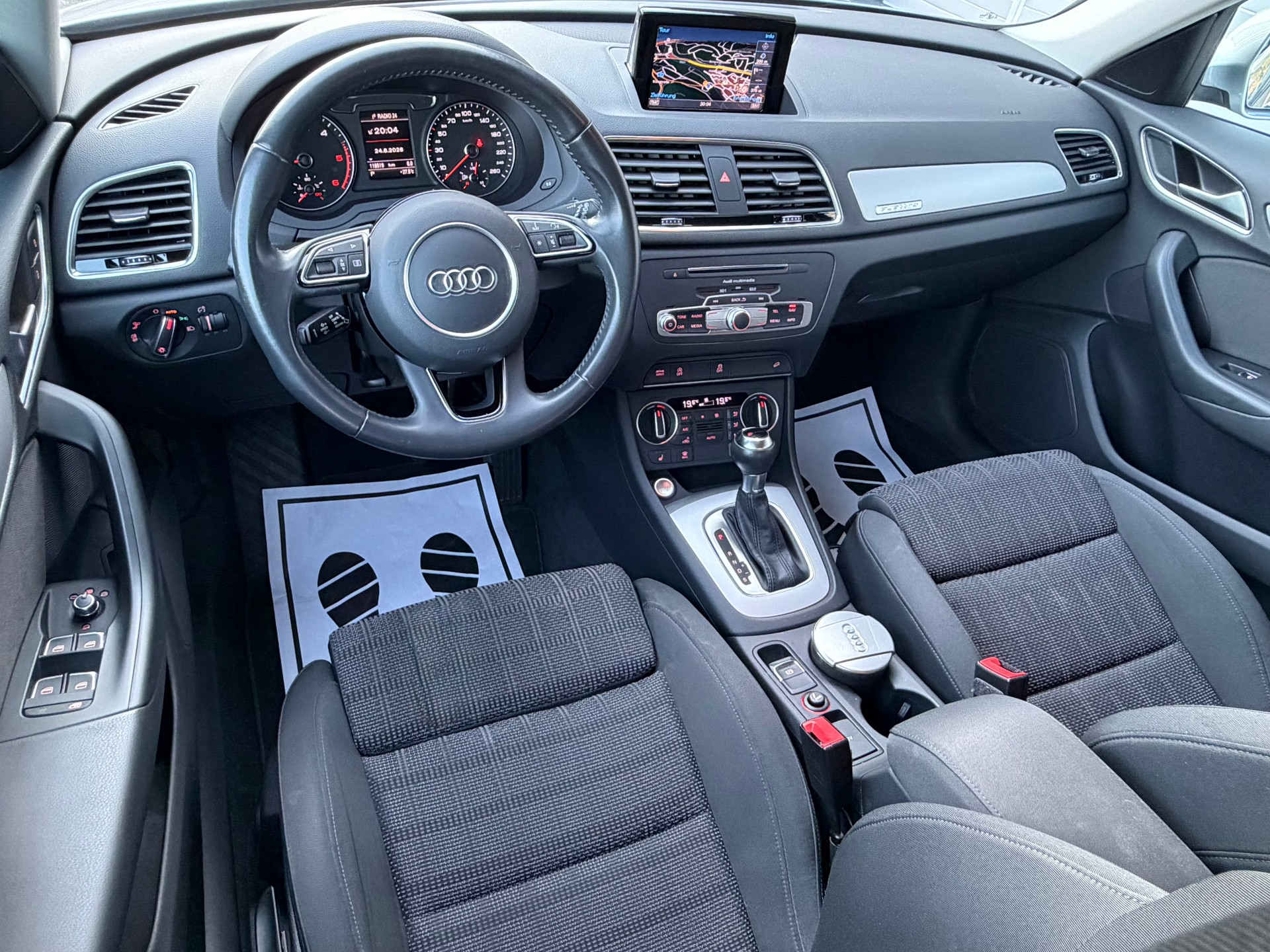 AUDI Q3 2.0 TDI design quattro S-tronic-image-10
